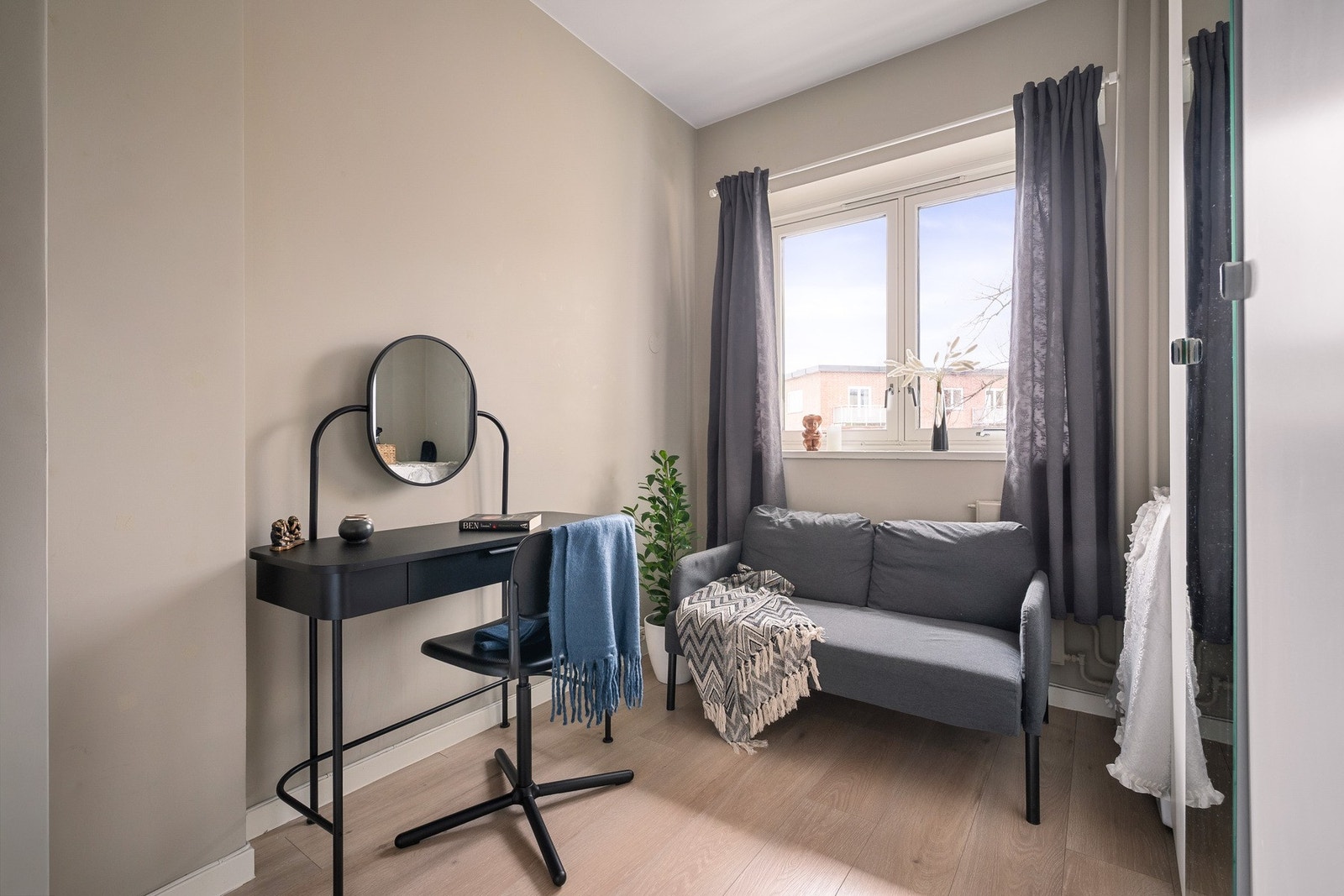 Boligens andre soverom, benyttes i dag som kontor/gjesterom. Galleribilde