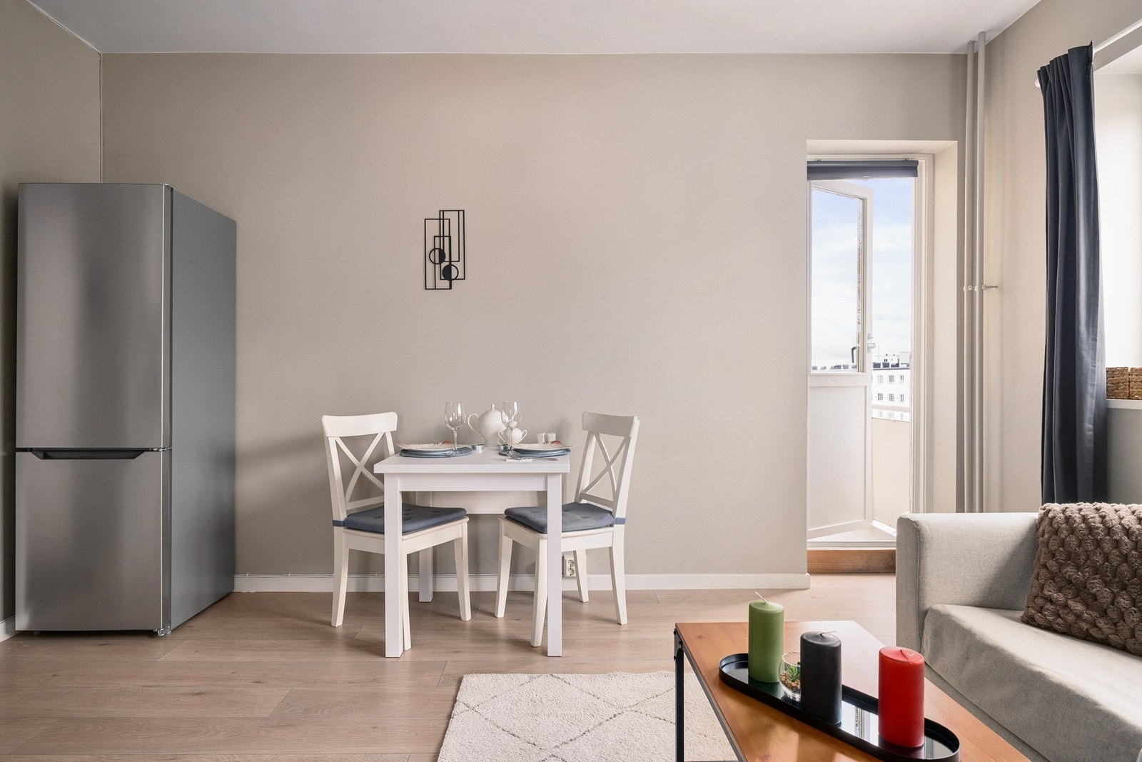 Spisebord kan naturlig plasseres ved kjøkkenet. Galleribilde