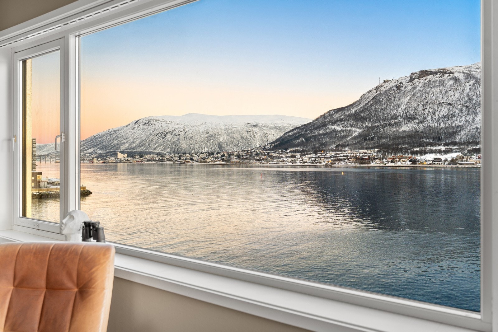 Tilnærmet panoramautsikt mot fastlandet med vinduer langs øst- og sørveggen.