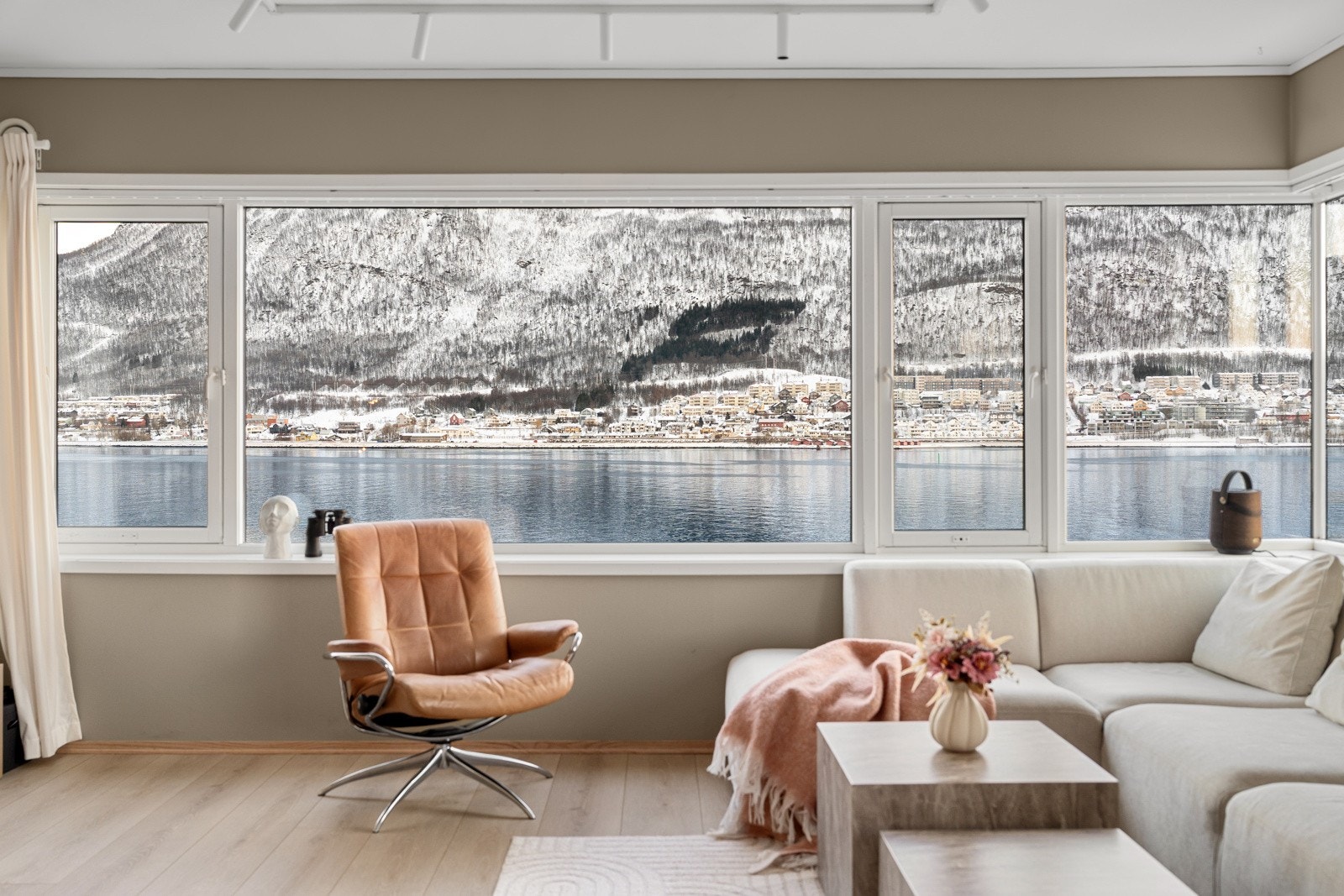 Stuen oppleves svært romslig med store vindusflater og spektakulær sjøutsikt.