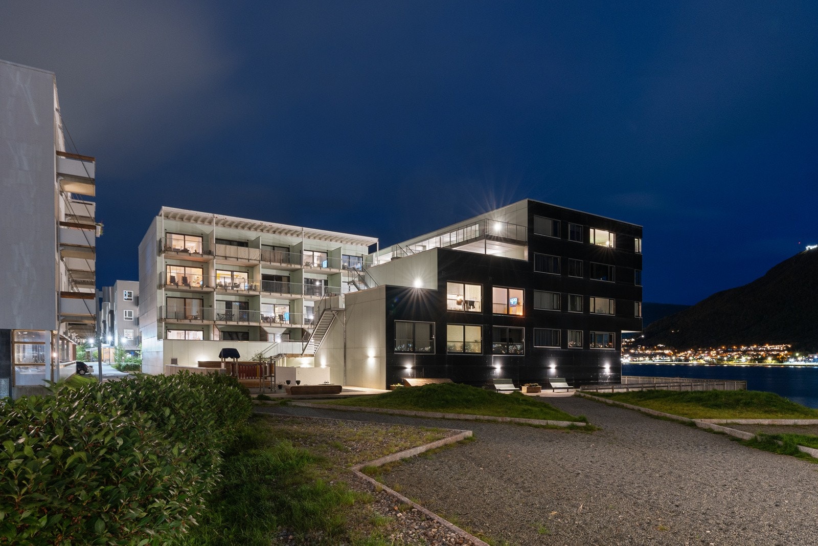 Topp- og hjørnebeliggenhet - sjeldent god intern plassering i blokka.