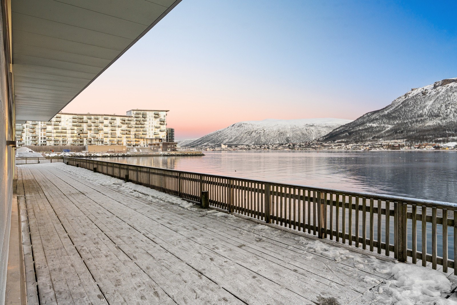 Strandpromenadene i området er pent opparbeidet og er flotte plasser for aktiviteter og turer.
