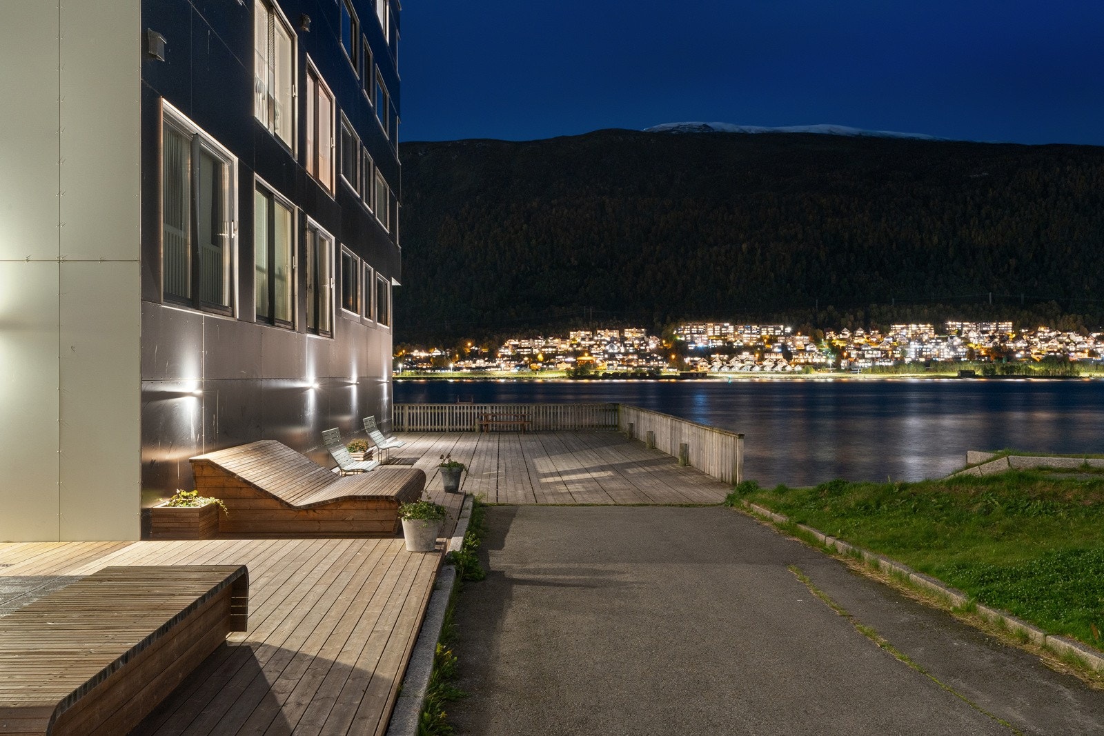 Rundt blokken er det bygd brygge ned mot havet.