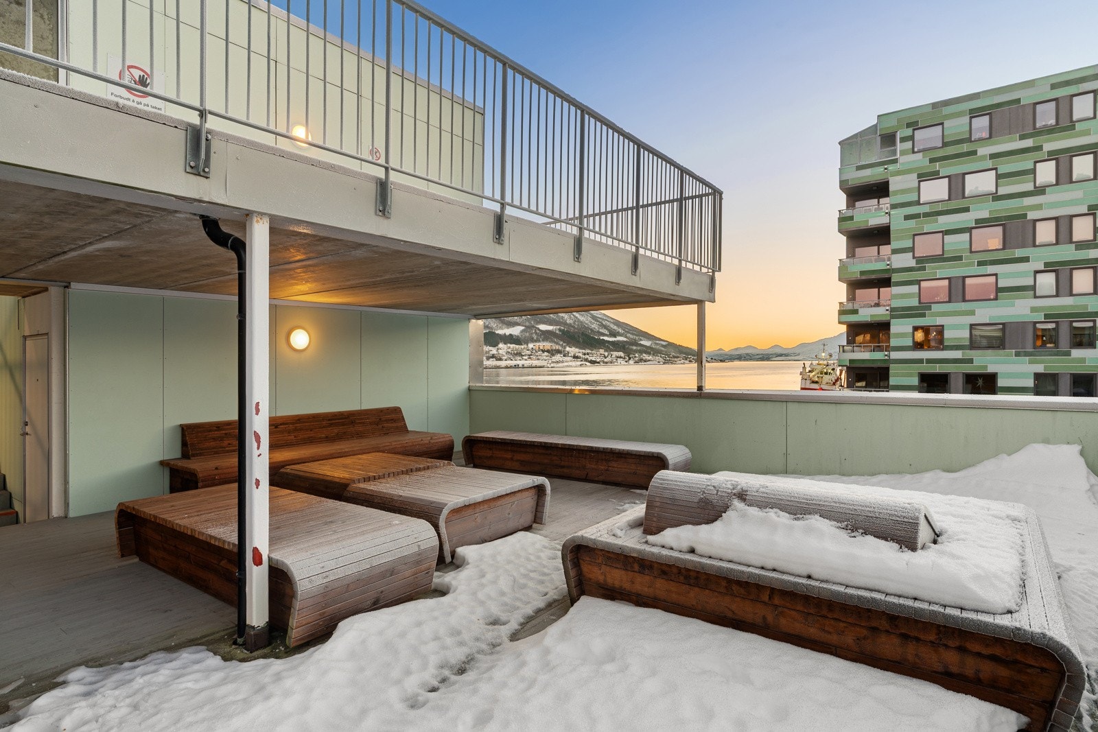 Veldrevet borettslag med felles takterrasser, brygge, lekeplass og et mangfolg av servicetilbud i umiddelbar nærhet.