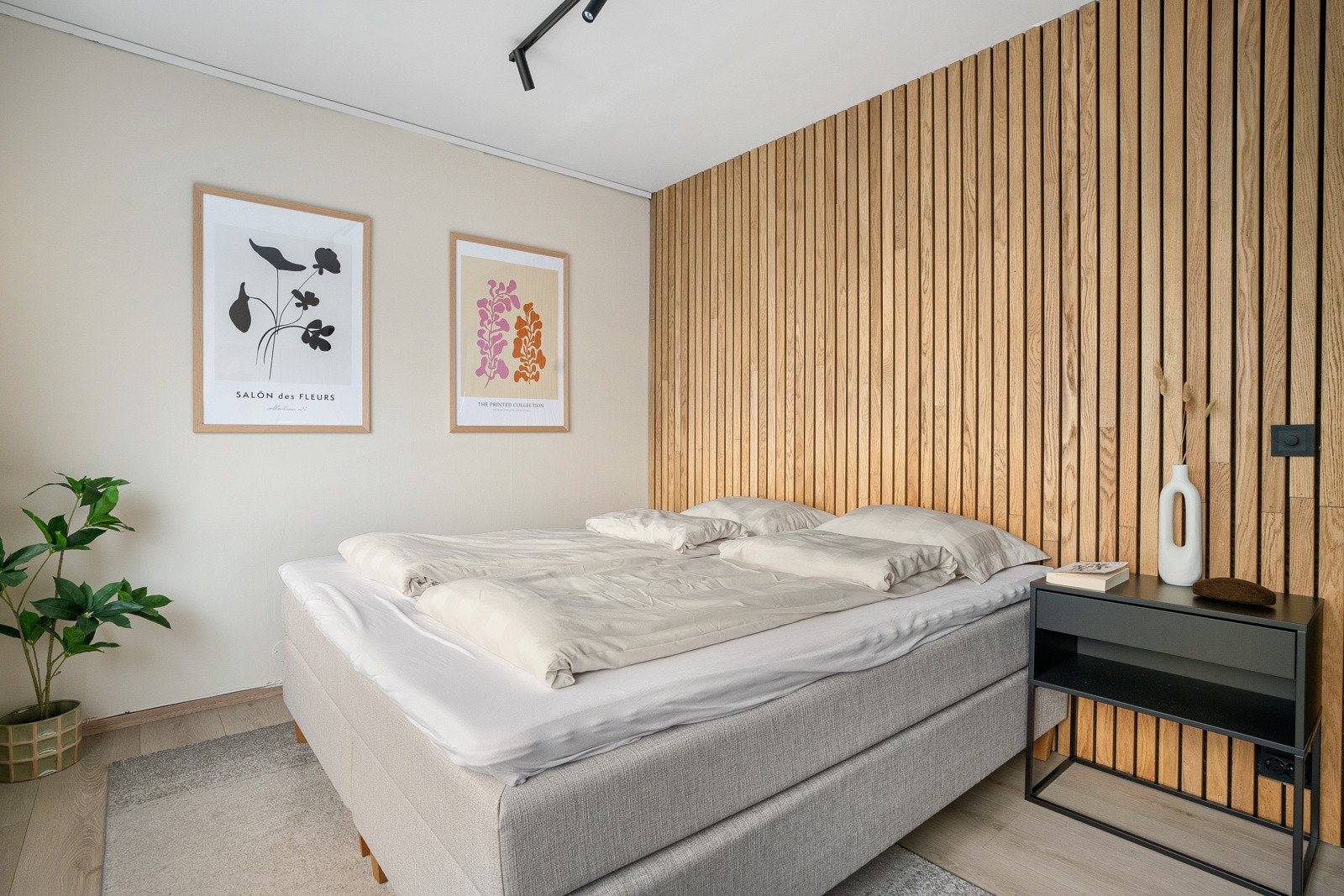 Leiligheten har to store soverom. Hovedsoverommet framstår lekkert med spiledetaljer og har plass for stor seng med tilhørende nattbord.