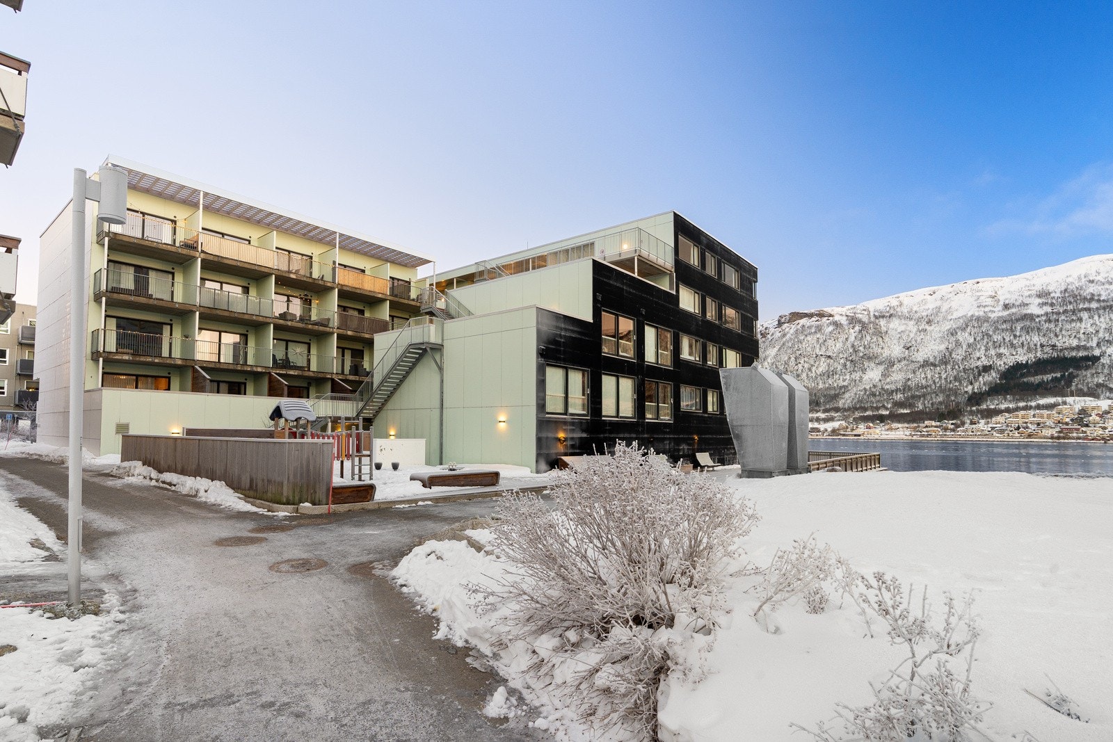 Oppgradert topp-leilighet med unik intern beliggenhet.