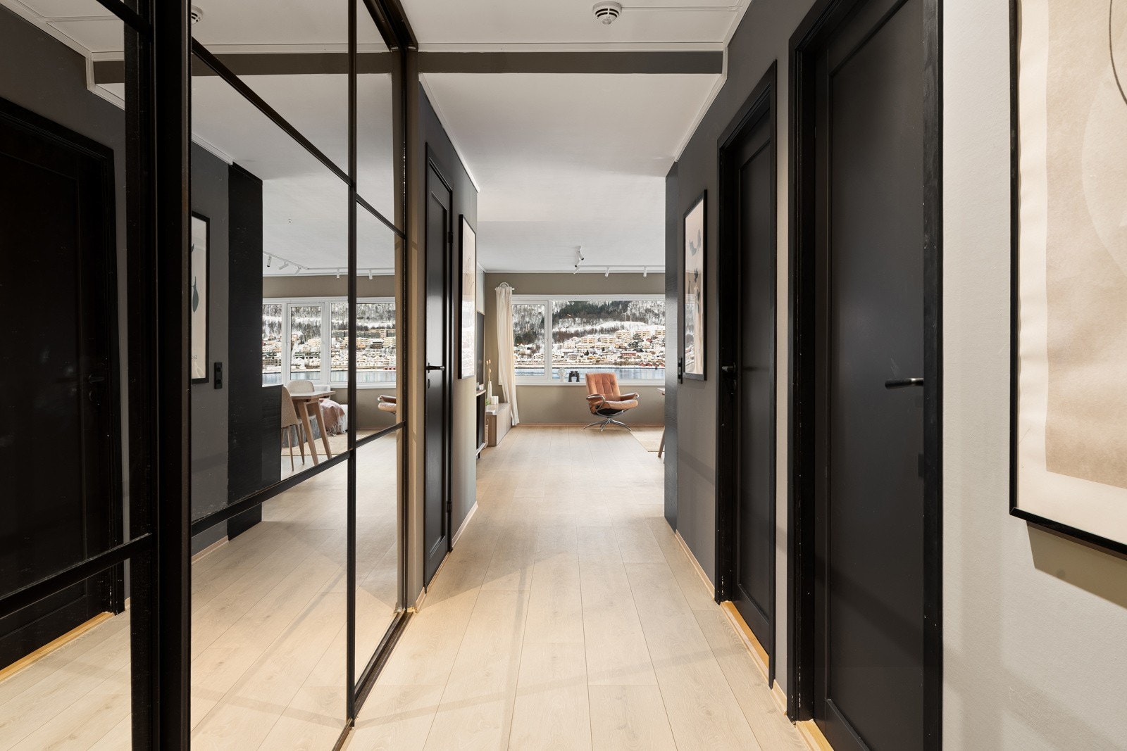 Godt med lagringsplass i skyvedørsgarderobe.