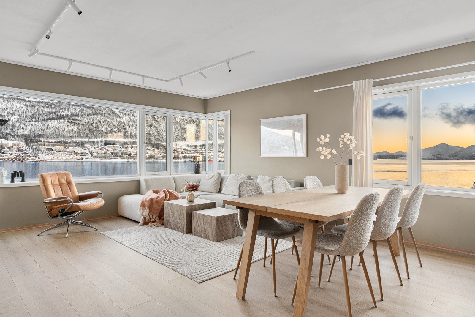 Leiligheten fremstår gjennomført og stilren med flotte farge- og materialvalg.