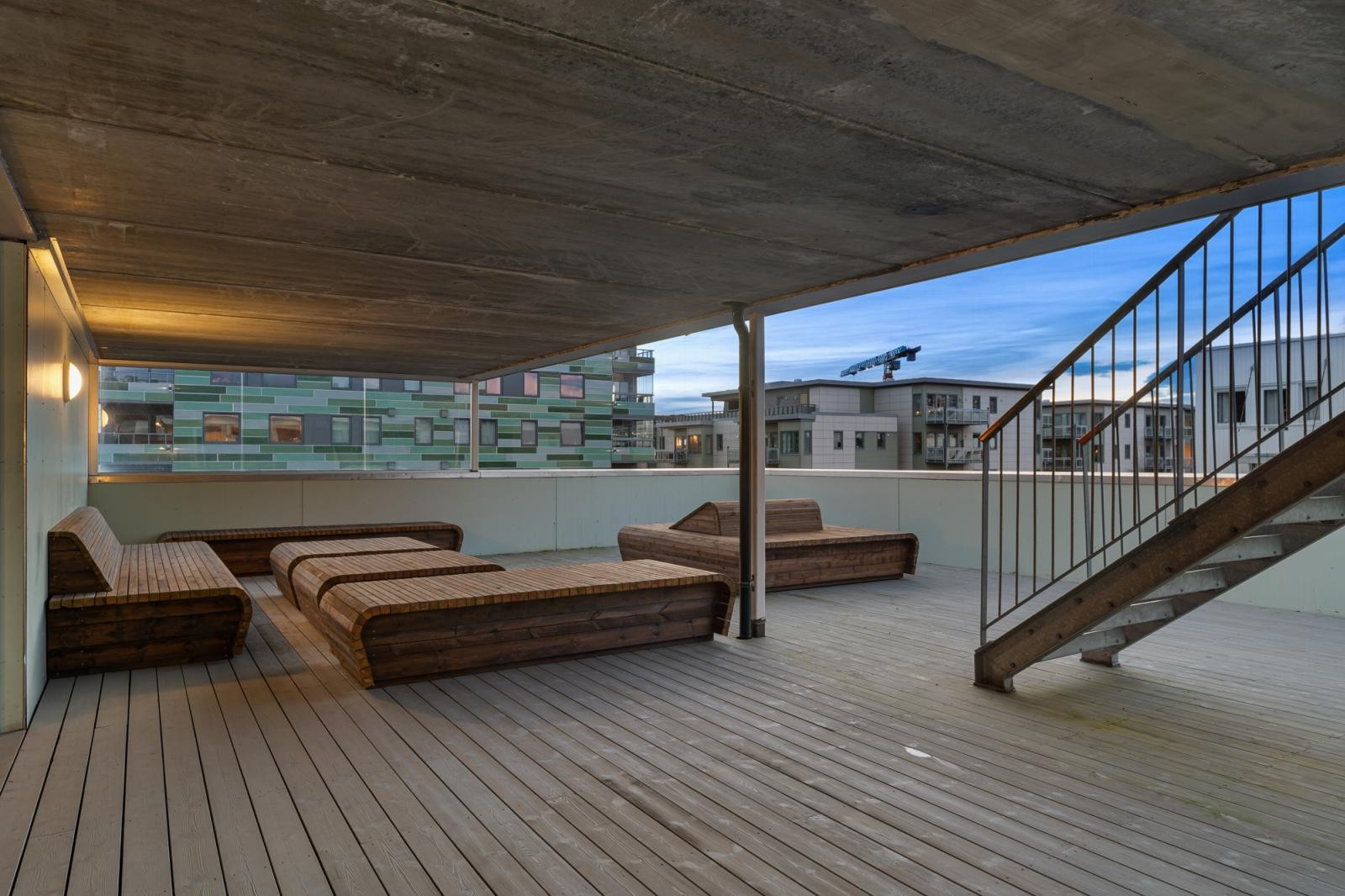 Borettslaget har også lekeplass og felles terrasser for sine beboere.