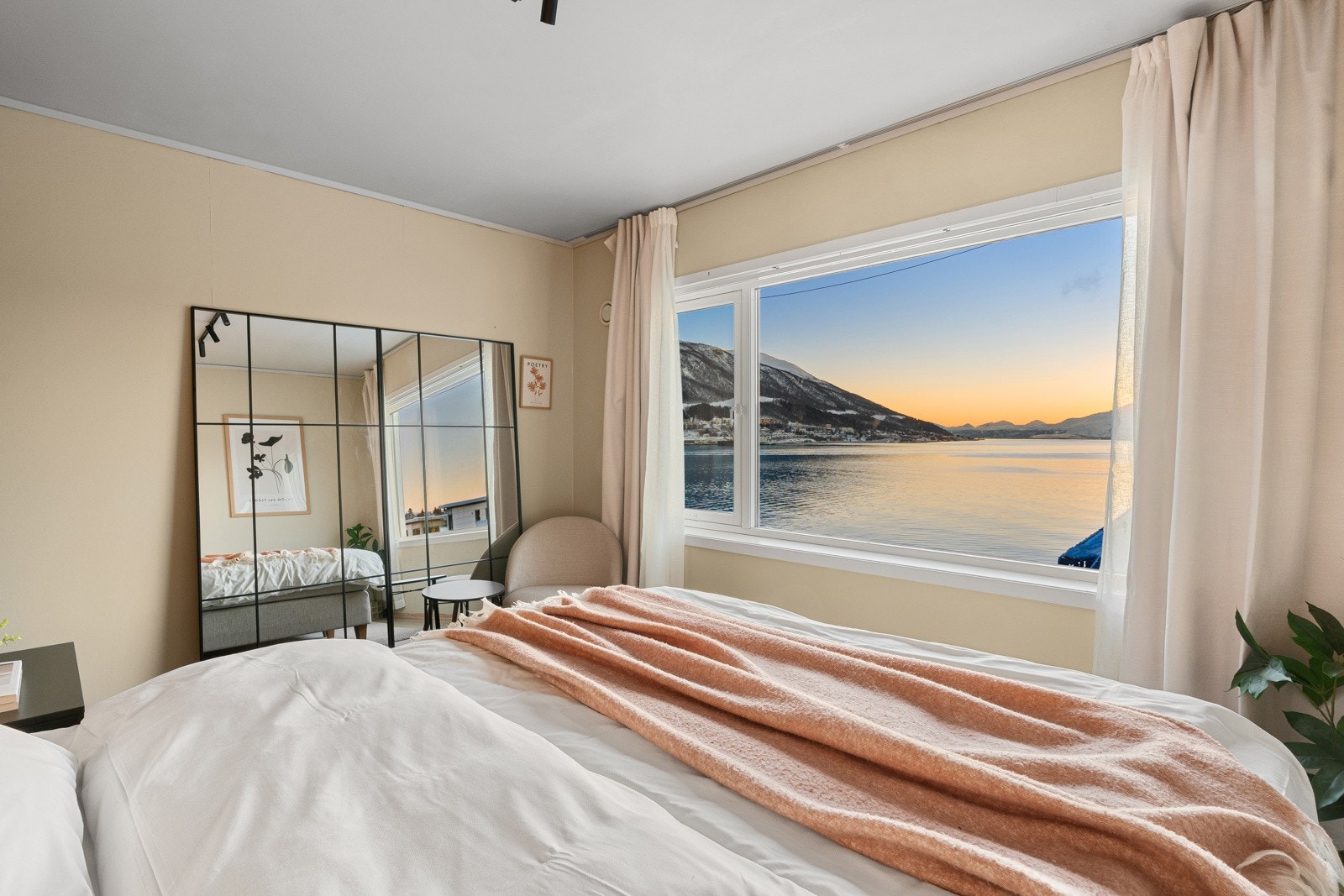 Utsikt mot sjø og fastlandet.