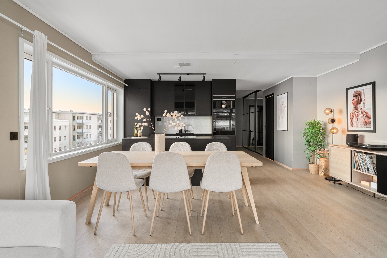 Kjøkkenet er oppusset i 2021 og framstår svært lekkert.