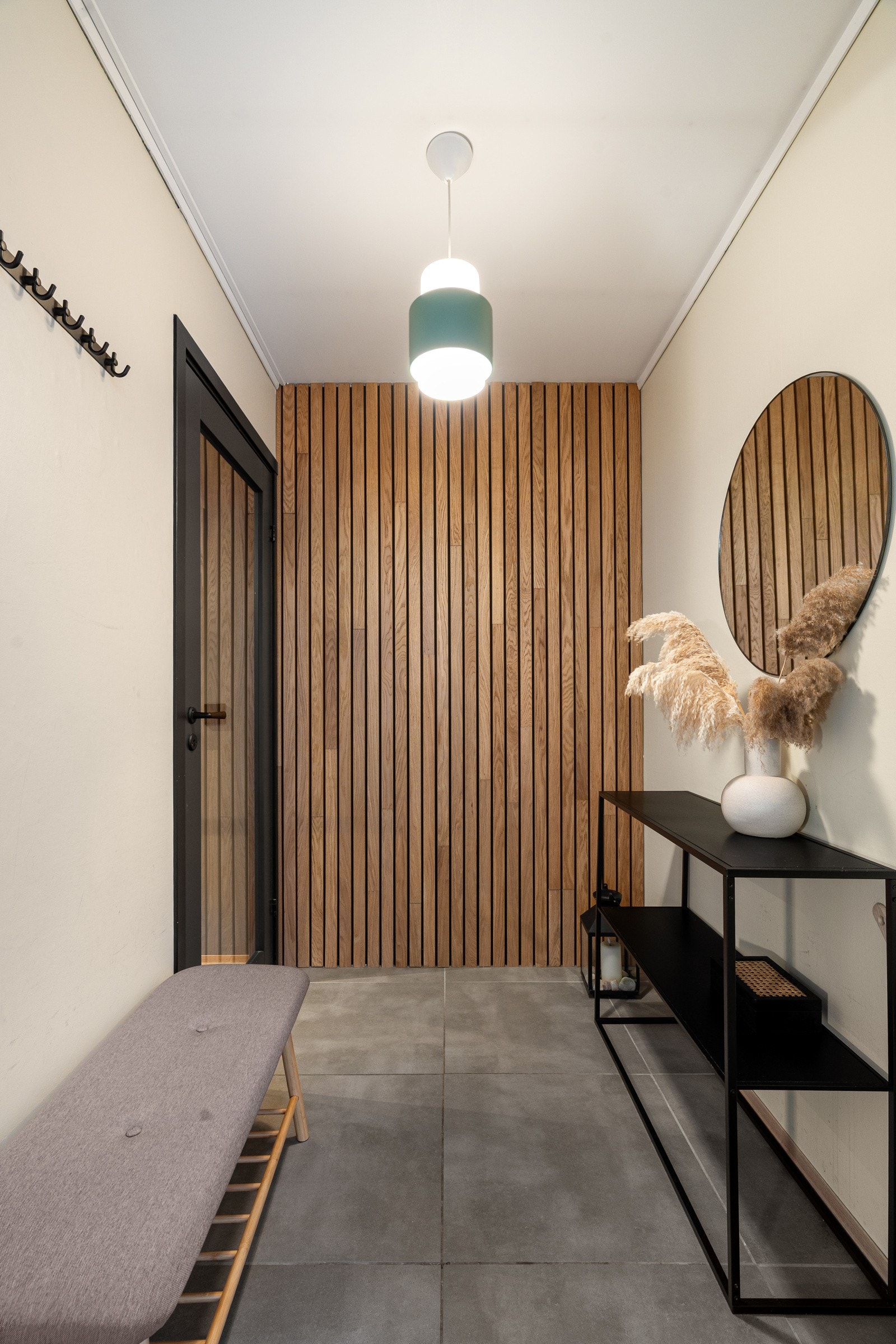 Entréen er flislagt og følger samme helhetlige stil som resten av leiligheten.