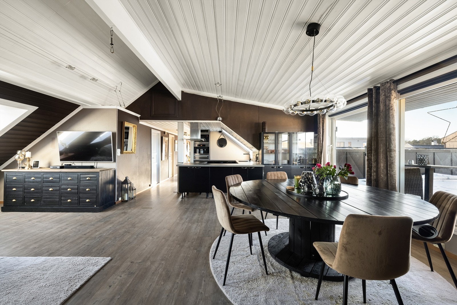 Nytt laminatgulv er i senere år lagt gjennomgående mellom stuen, kjøkkenet og gangen. Galleribilde