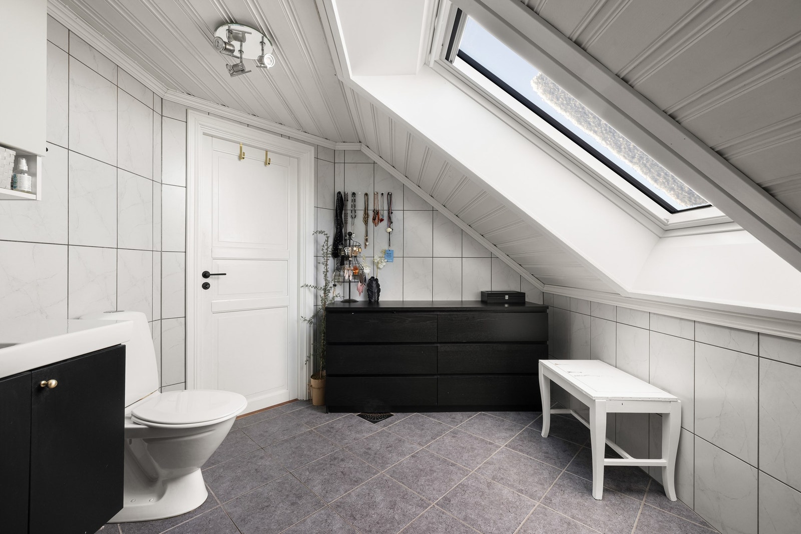 Badets gulv og vegger er flislagt, gulvet har også varme. Galleribilde