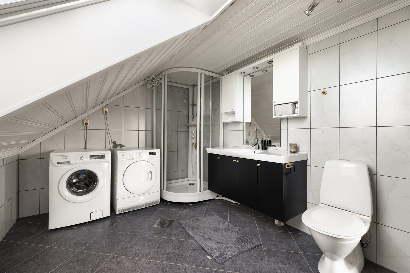 Badet er gitt TG 2 på bakgrunn av alder og utførelse, fornying bør påregnes. Badet er imidlertid funksjonelt og i daglig bruk. Galleribilde