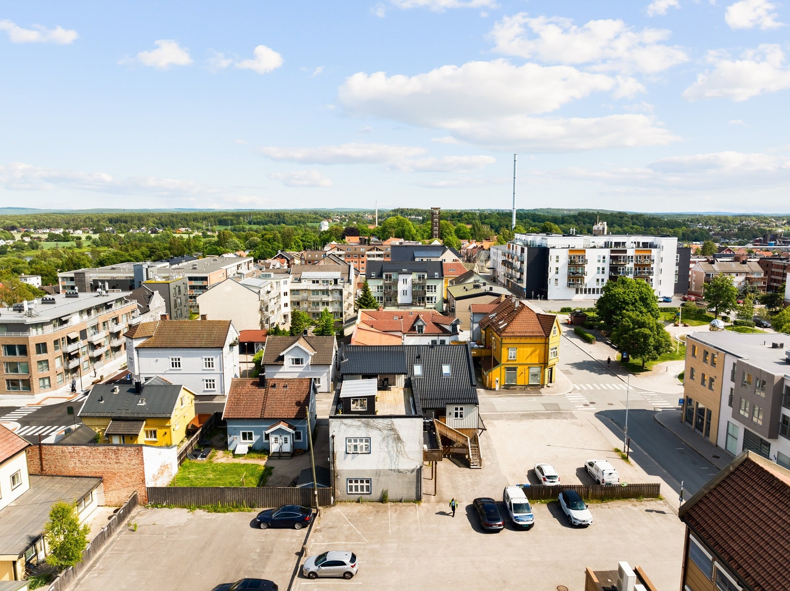Leilighetens entré/inngangsplan inngår i byggets andre etasje. Nye trapper ble oppført i 2023. Galleribilde