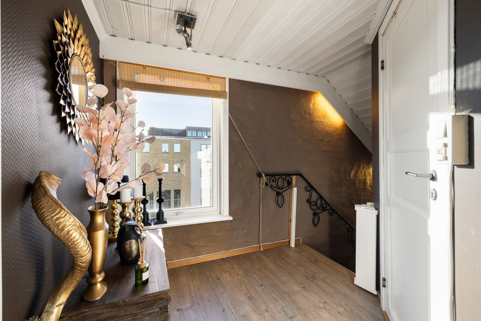 Badet er trukket lengst mulig unna romløsningens sosiale sone og tilgjengelig fra gangens ytre del. Galleribilde