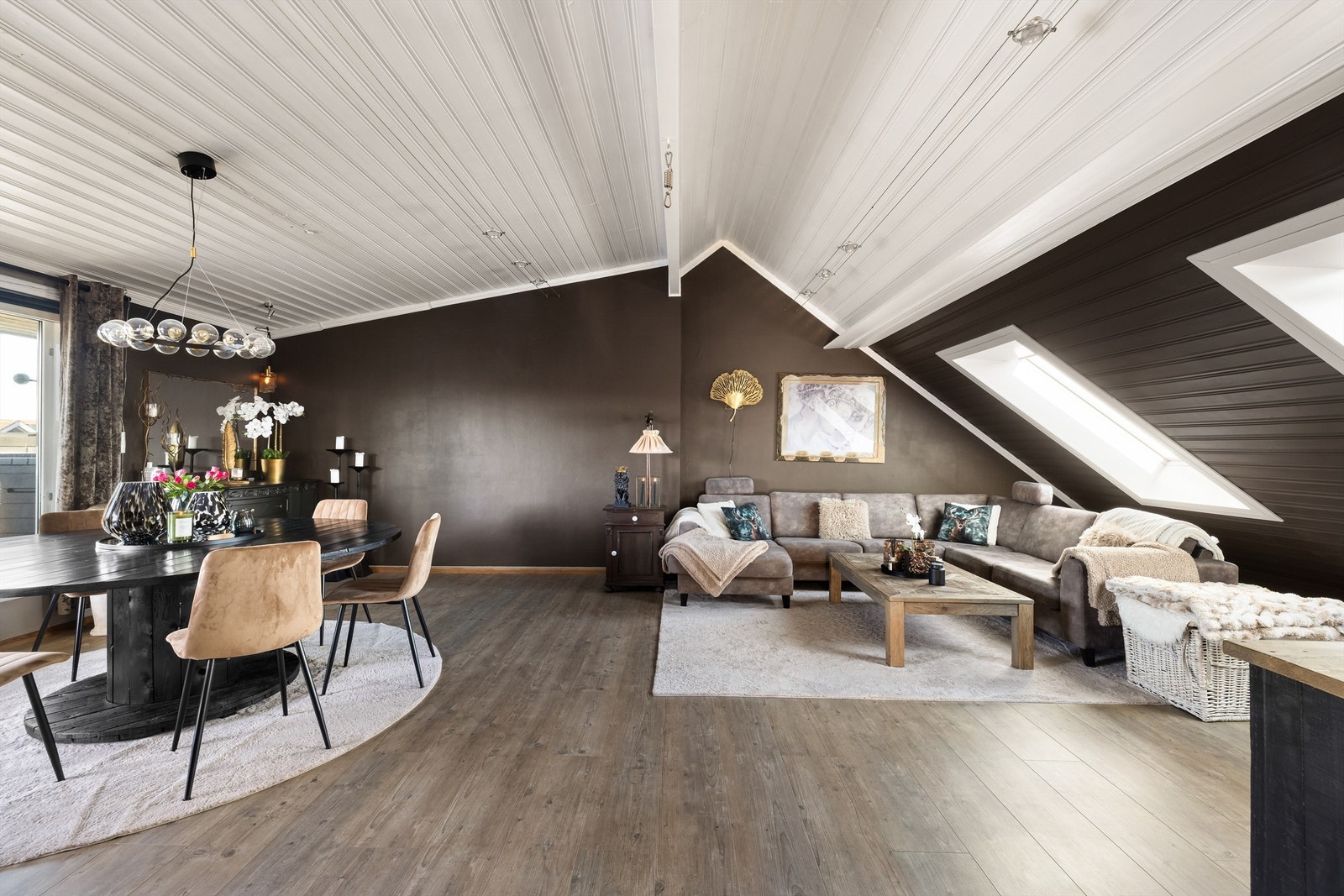 Malerarbeid er utført i alle rom i senere år, stuen inkludert. Galleribilde