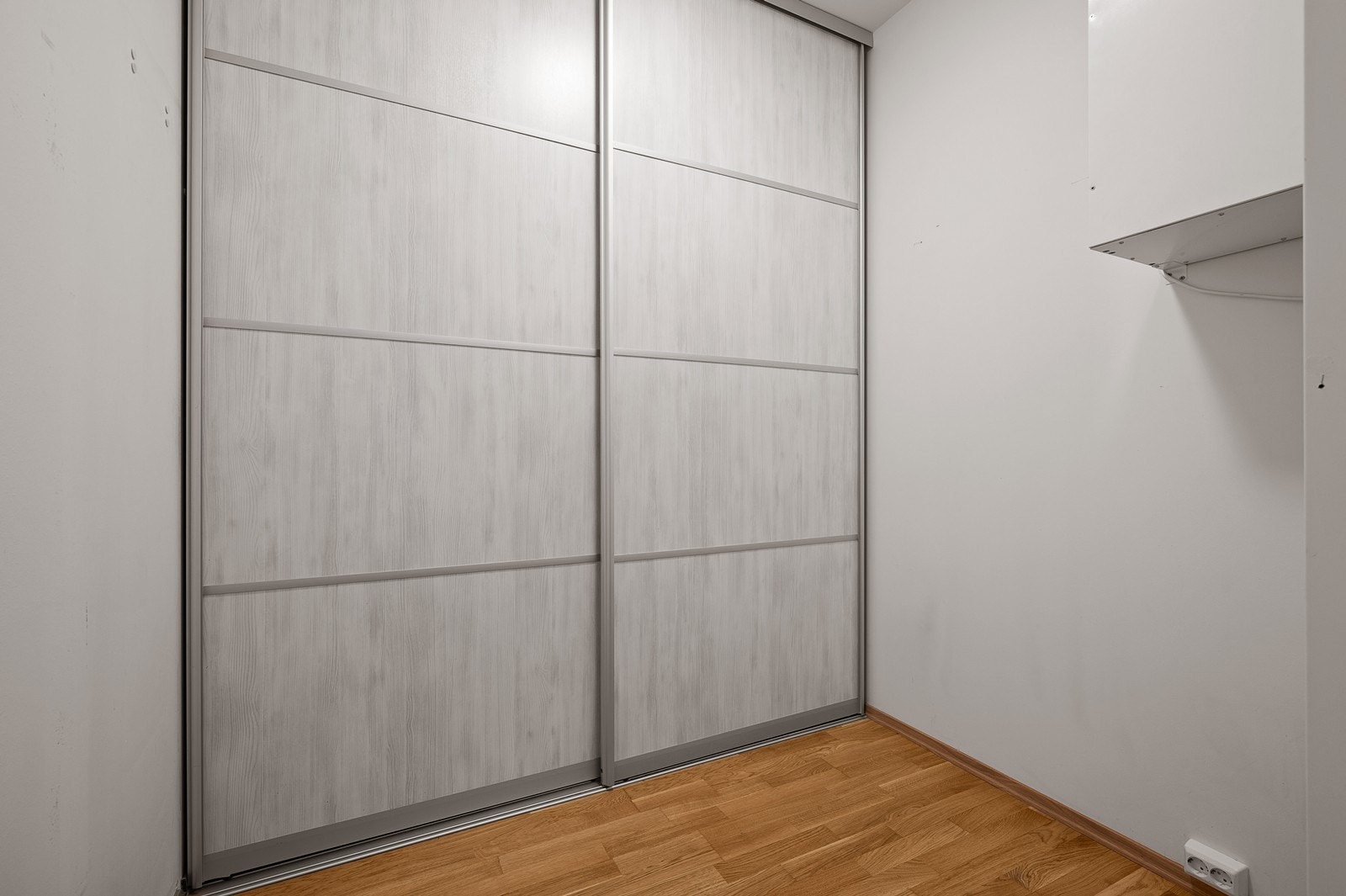 Boden ved entréen har en romslig skyvedørsgarderobe Galleribilde