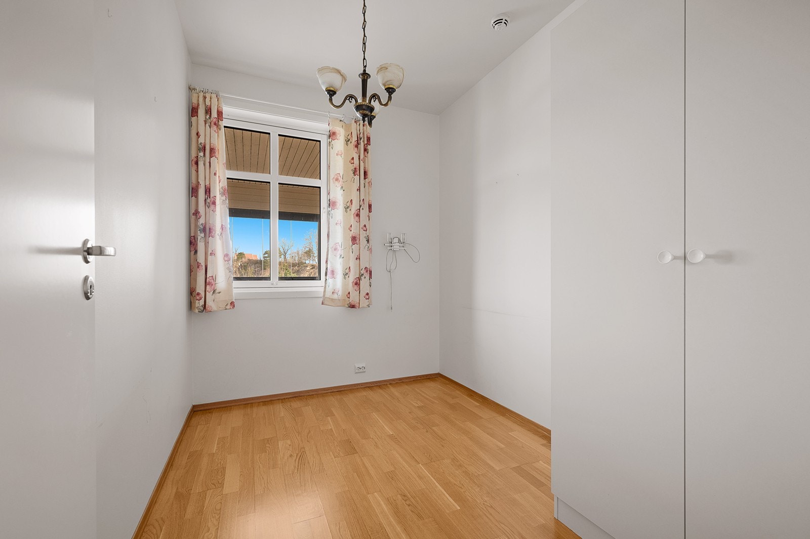 Soverom av praktisk størrelse med klesskap Galleribilde