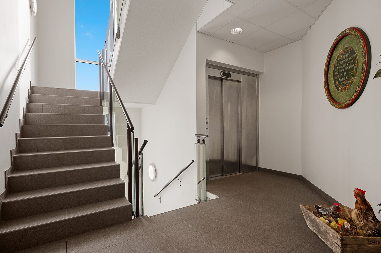 Adkomst til leiligheten via felles inngangsparti. Det er heis i bygget. Galleribilde