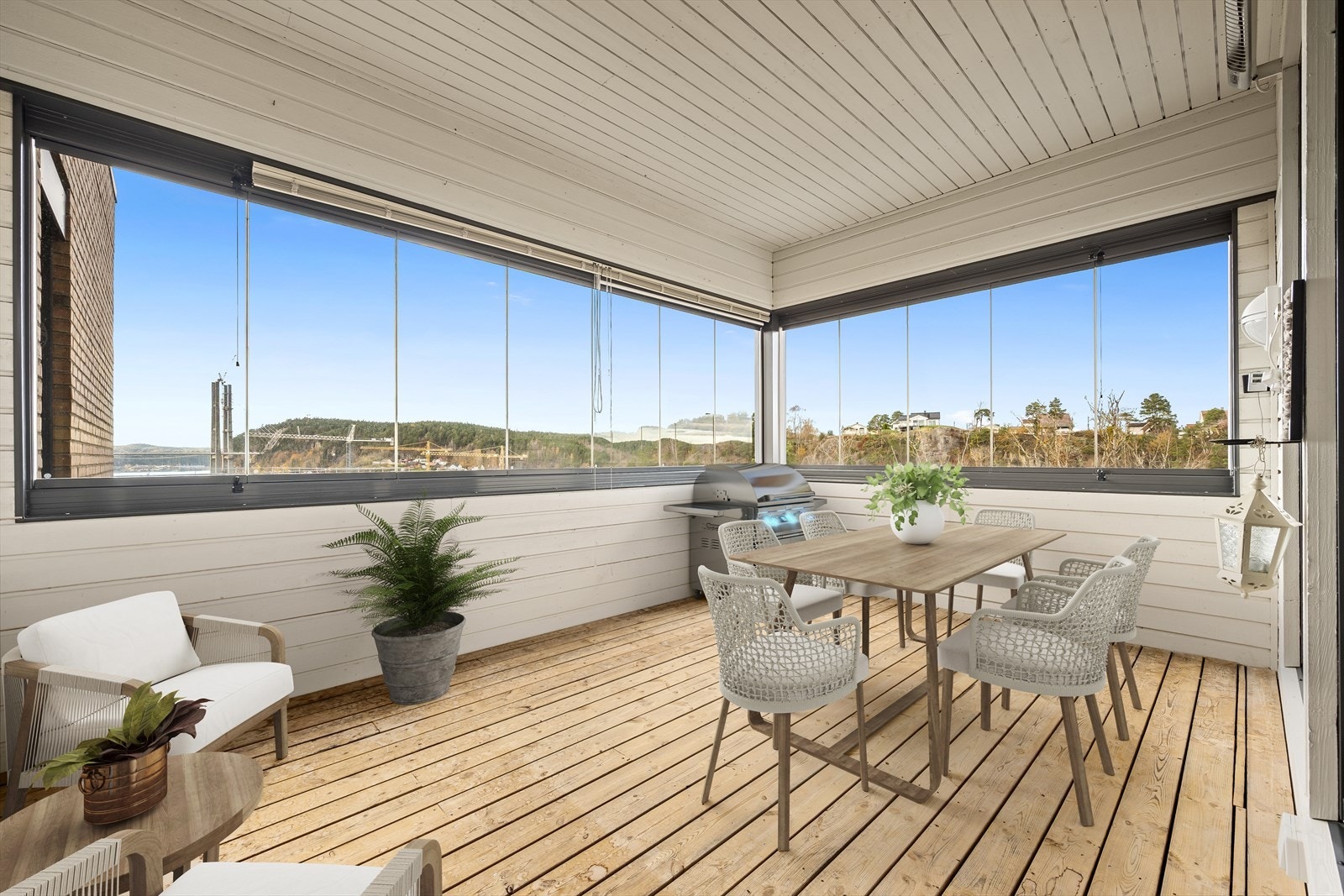 Romslig balkong med god plass til sittemøblement, terrassevarmere og utsikt mot sjøen Galleribilde