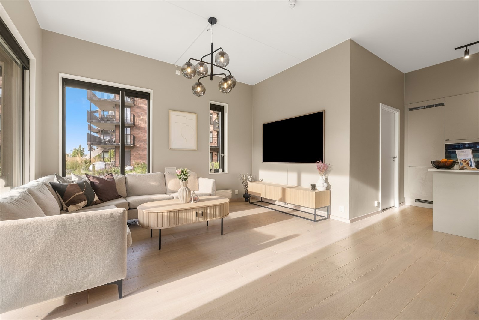 Store vindusflater gir rikelig med dagslys og en behagelig atmosfære. Galleribilde