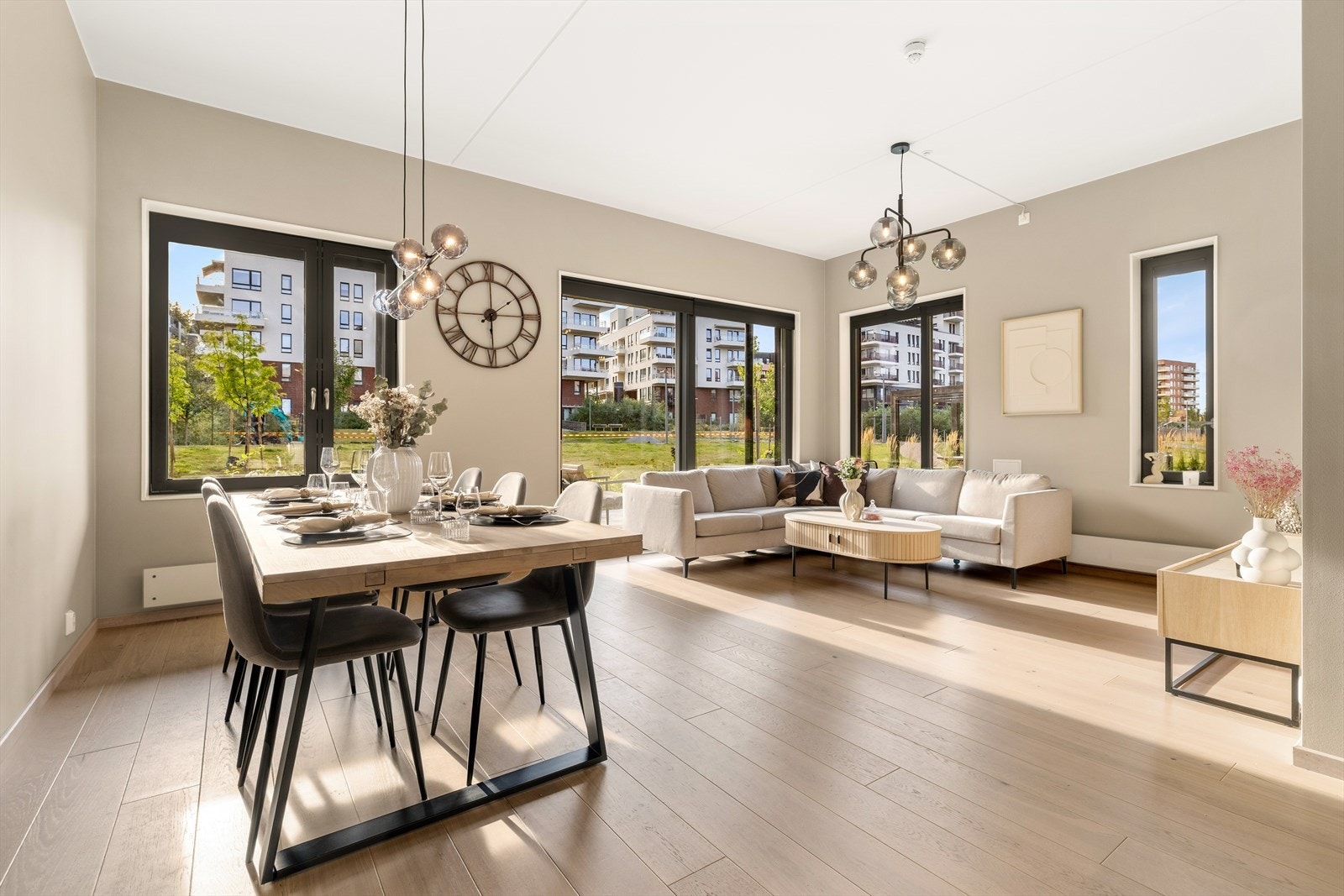 Flotte, grønne fellesarealer som skaper et hyggelig og frodig bomiljø. Galleribilde