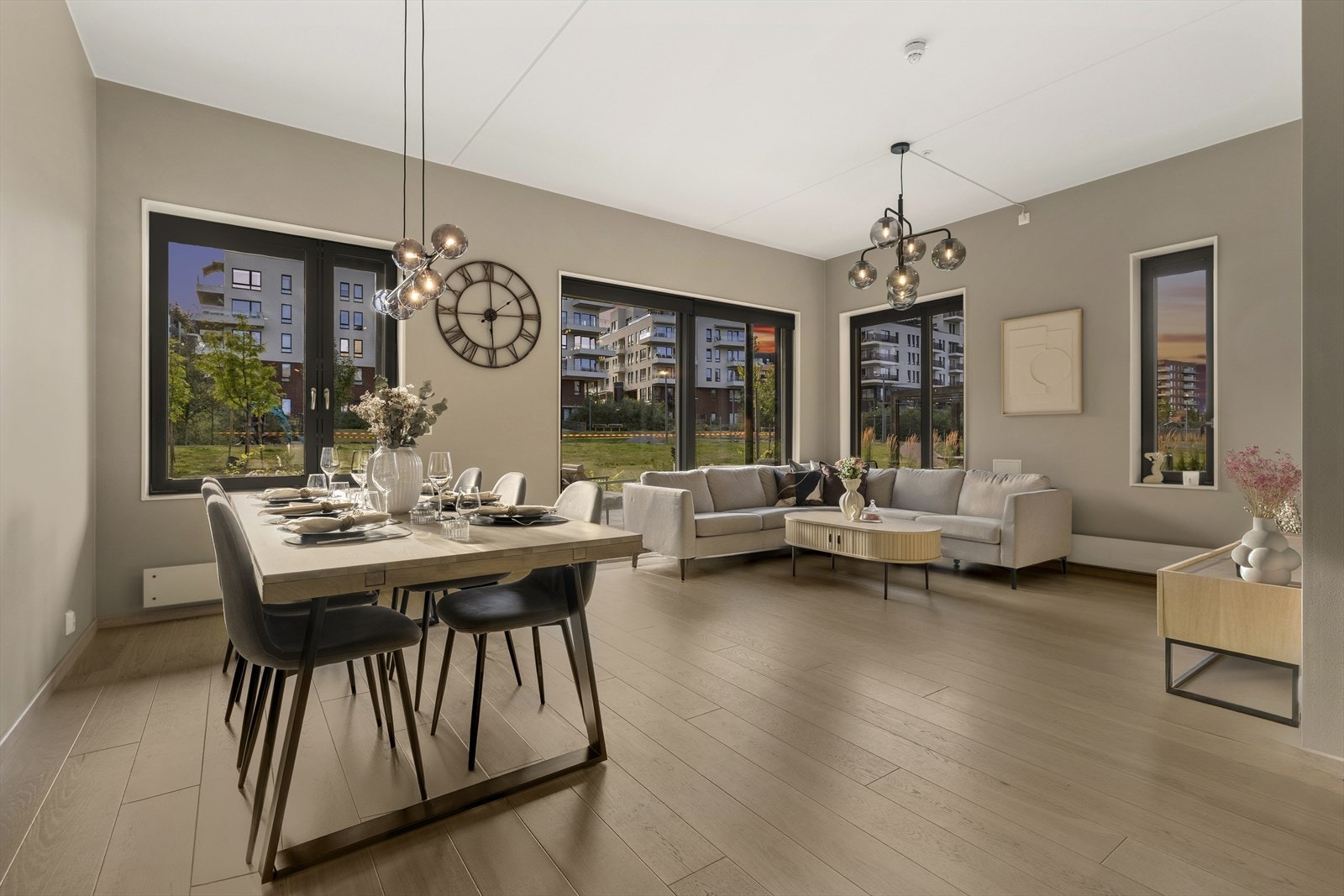 Boligen har en pen stue- og kjøkkenløsning med gjennomgående gulv som skaper en herlig romfølelse. Galleribilde