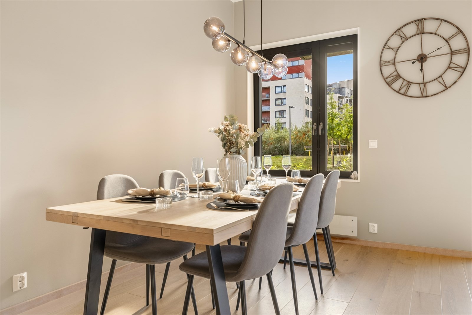 God plass til et langbord hvor hele familien kan samles. Galleribilde