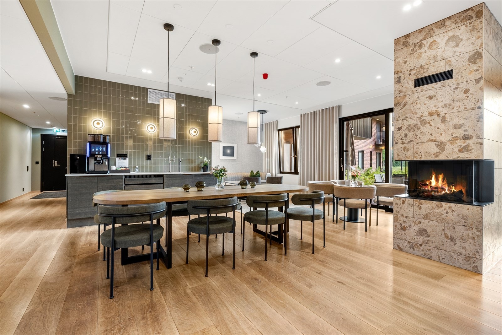 Samlingspunktet i fellesstuen er den stemningsfulle peisen som gir varme og hygge. Galleribilde