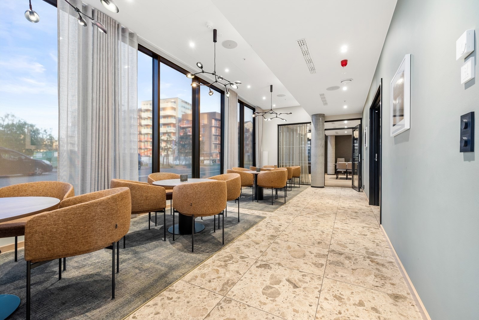 En elegant lounge fungerer som en utvidet stue for beboerne. Galleribilde