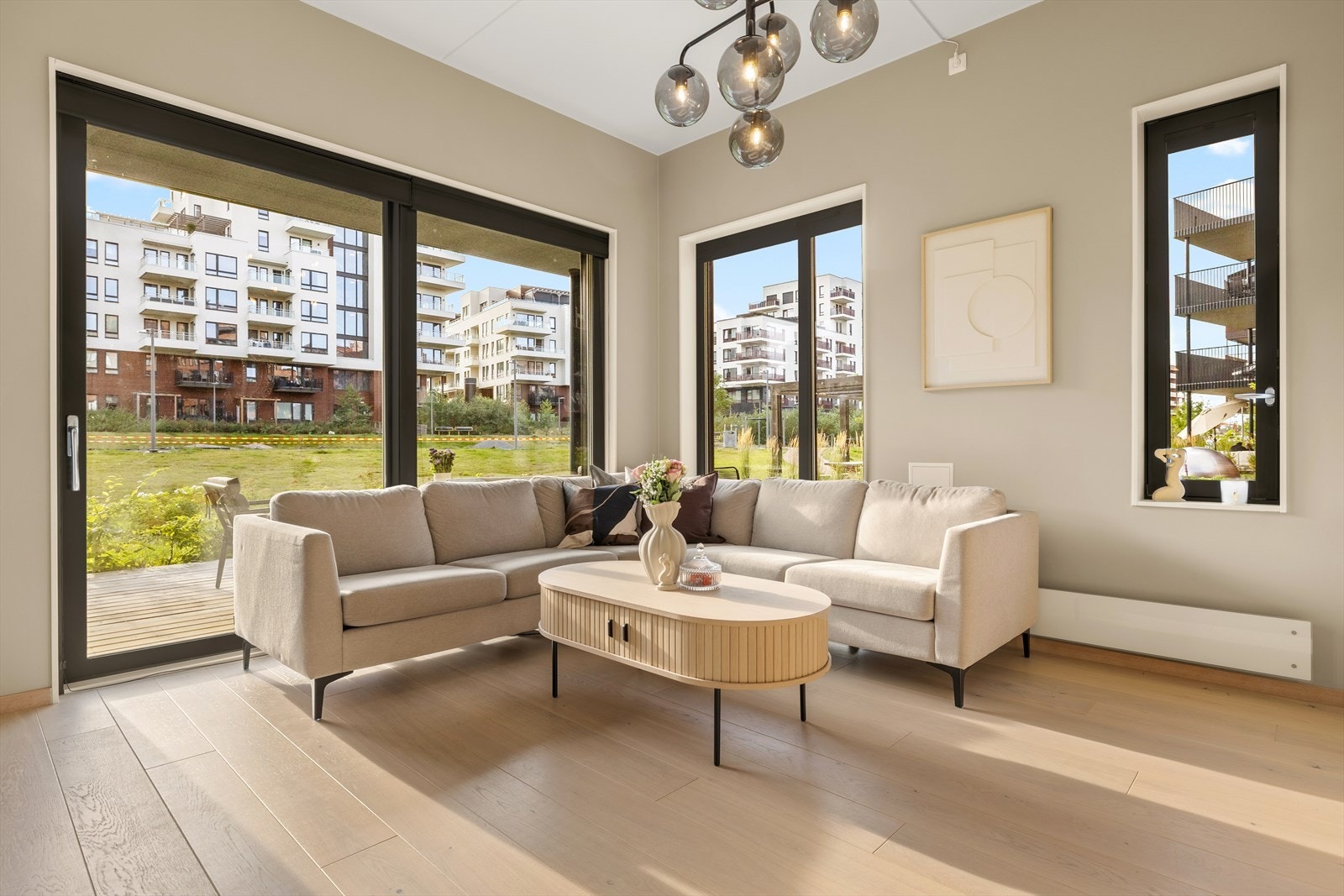 Fra stuen har du direkte utgang til en stor, privat markterrasse. Galleribilde