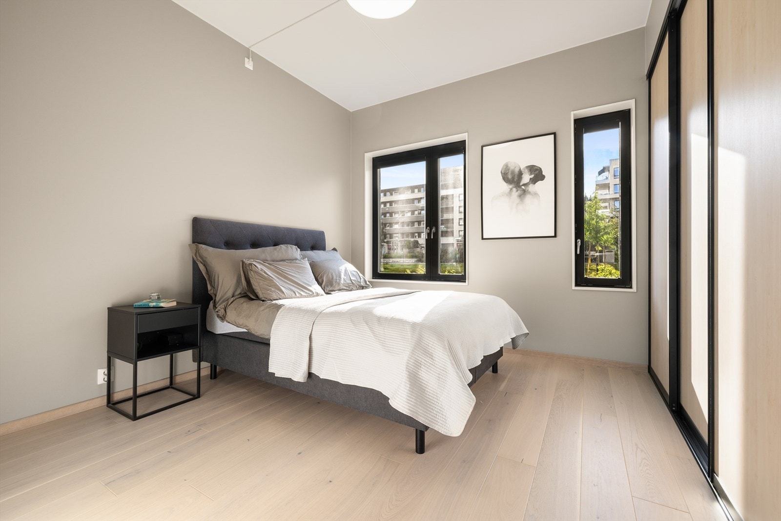 Romslig hovedsoverom med plassbygget garderobeløsning langs hele den ene veggen. Galleribilde