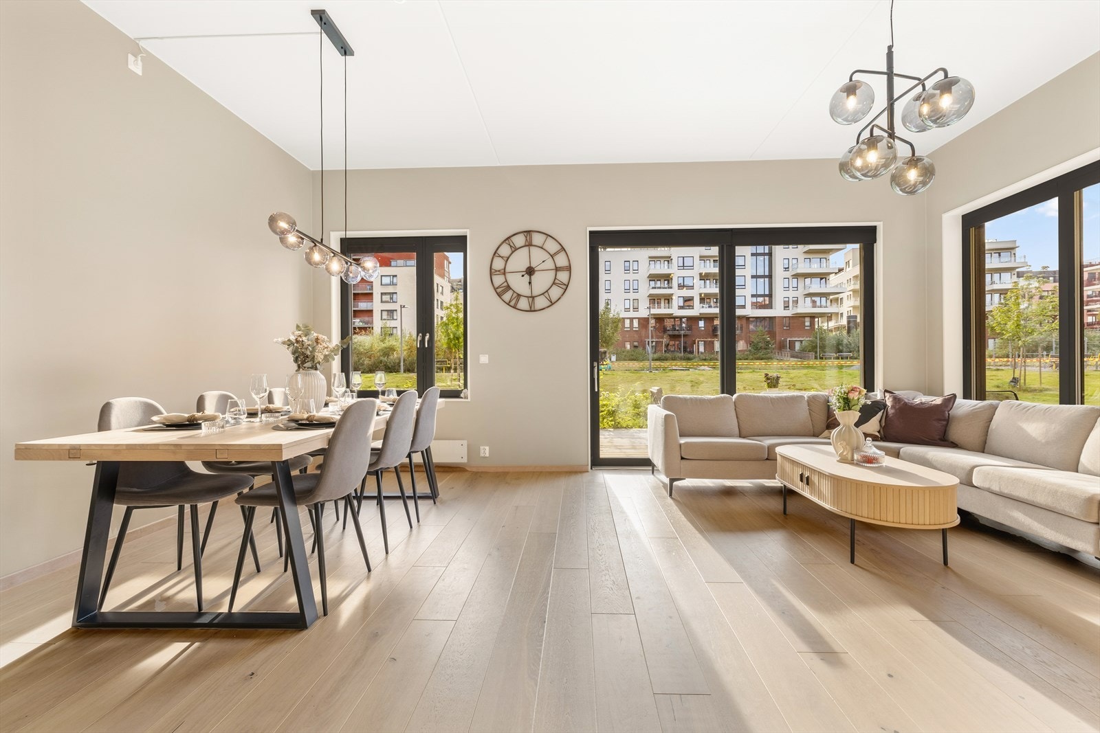 Inviter venner og familie - her er det rikelig med plass for sosiale sammenkomster. Galleribilde