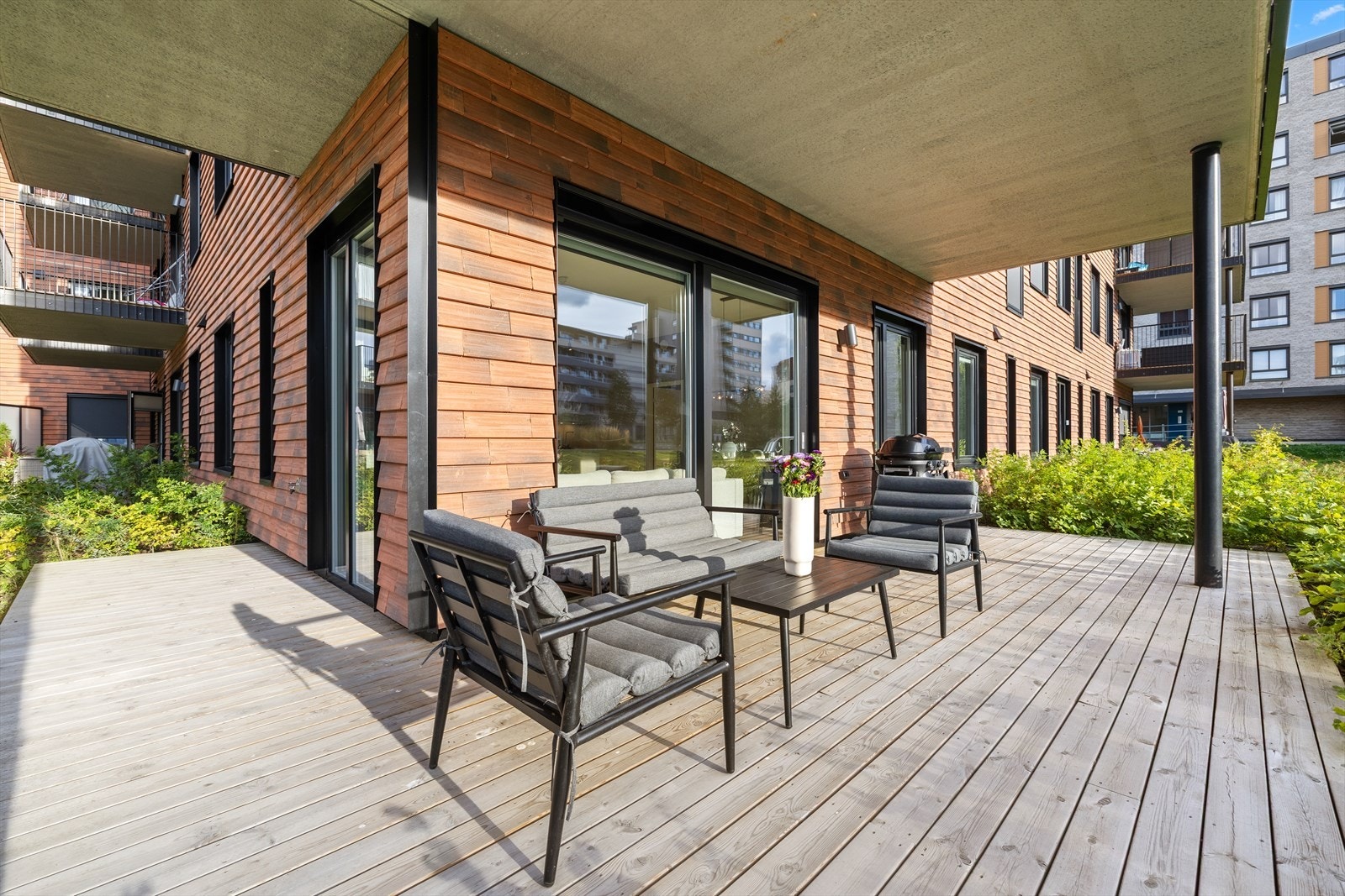 En sjenerøs og delvis overbygget terrasse med god plass til utemøbler. Galleribilde