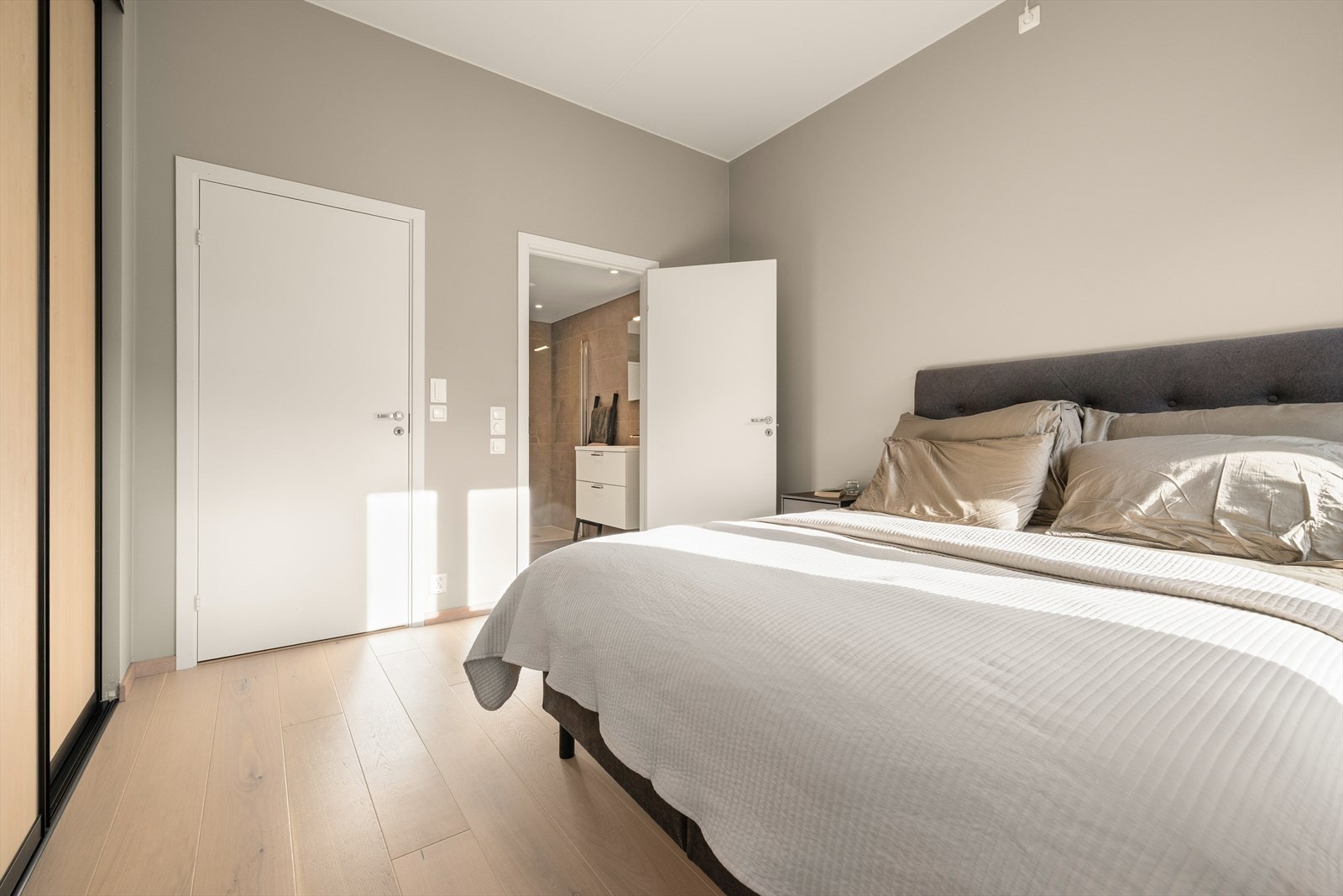 Hovedsoverommet har praktisk og privat adkomst til eget bad. Galleribilde