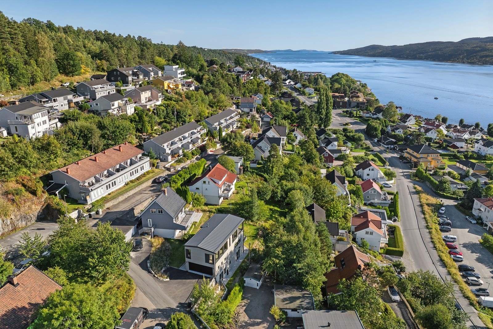 Det er kort avstand til viktige fasiliteter som skoler, butikker og Drøbak sentrum, noe som gjør hverdagen praktisk og bekvem. Galleribilde