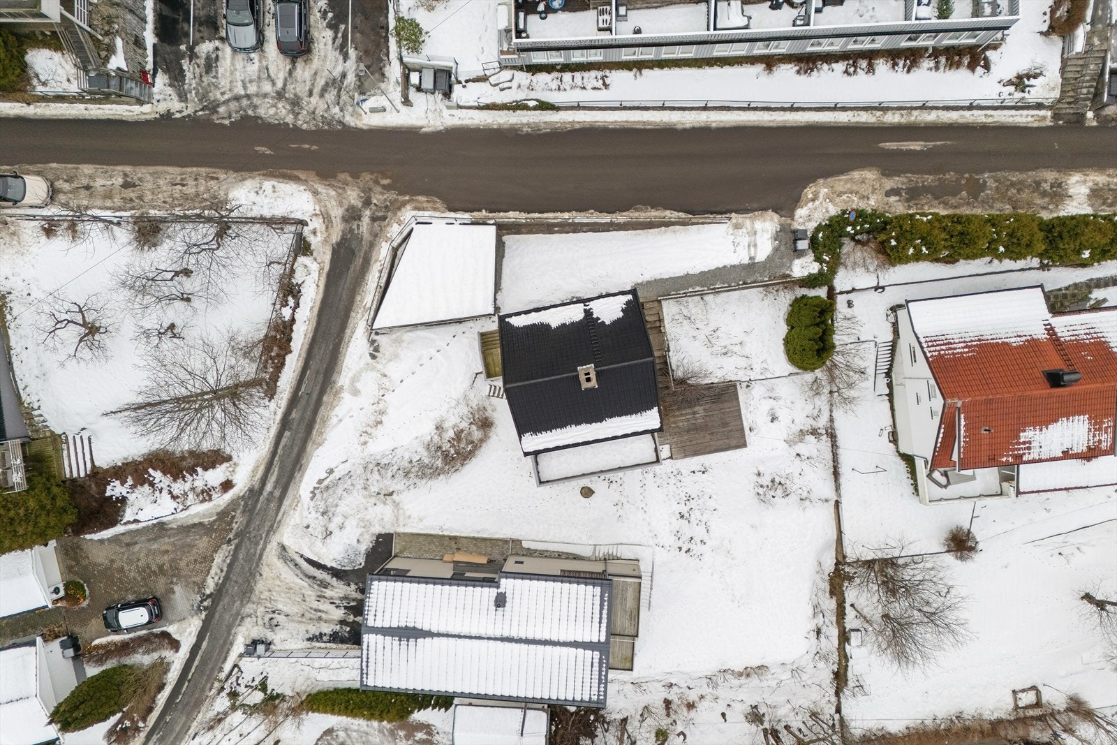 For de som liker å være aktive, er det flere sports- og treningsmuligheter i nærheten, inkludert Sagajordet Fotballbane som ligger 9 minutter unna og EVO Drøbak treningssenter som er kun 7 minutter unna. Galleribilde