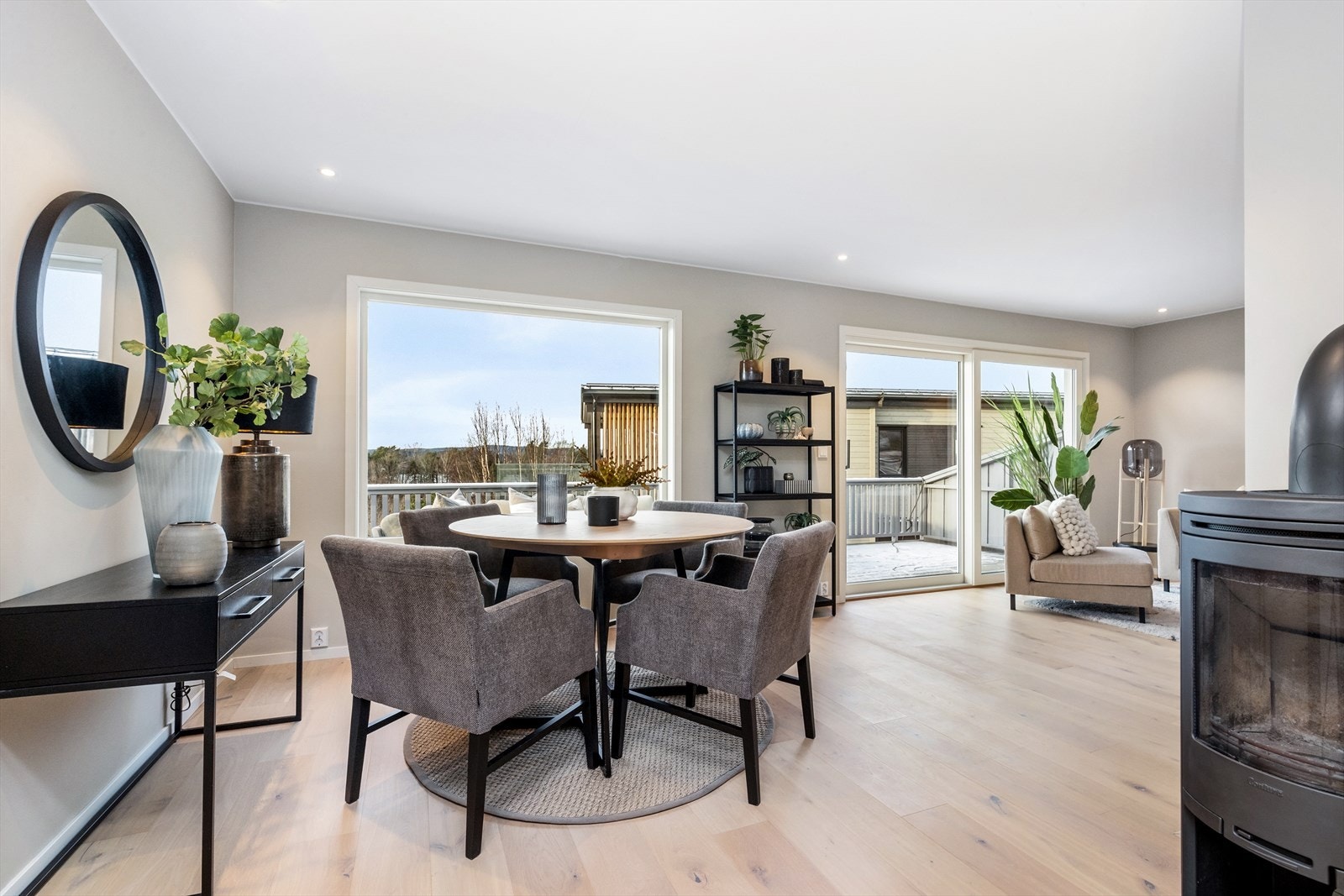 I overgangen mellom stue og kjøkken er det plass til spisebord. Perfekt for både hverdagsliv og festlige anledninger! Galleribilde