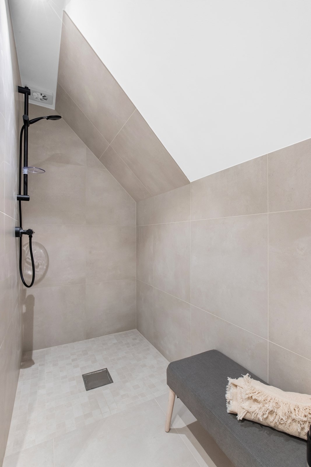 Pent og innbydende bad pusset opp i 2024 med moderne flisvalg og varme i gulv. Galleribilde