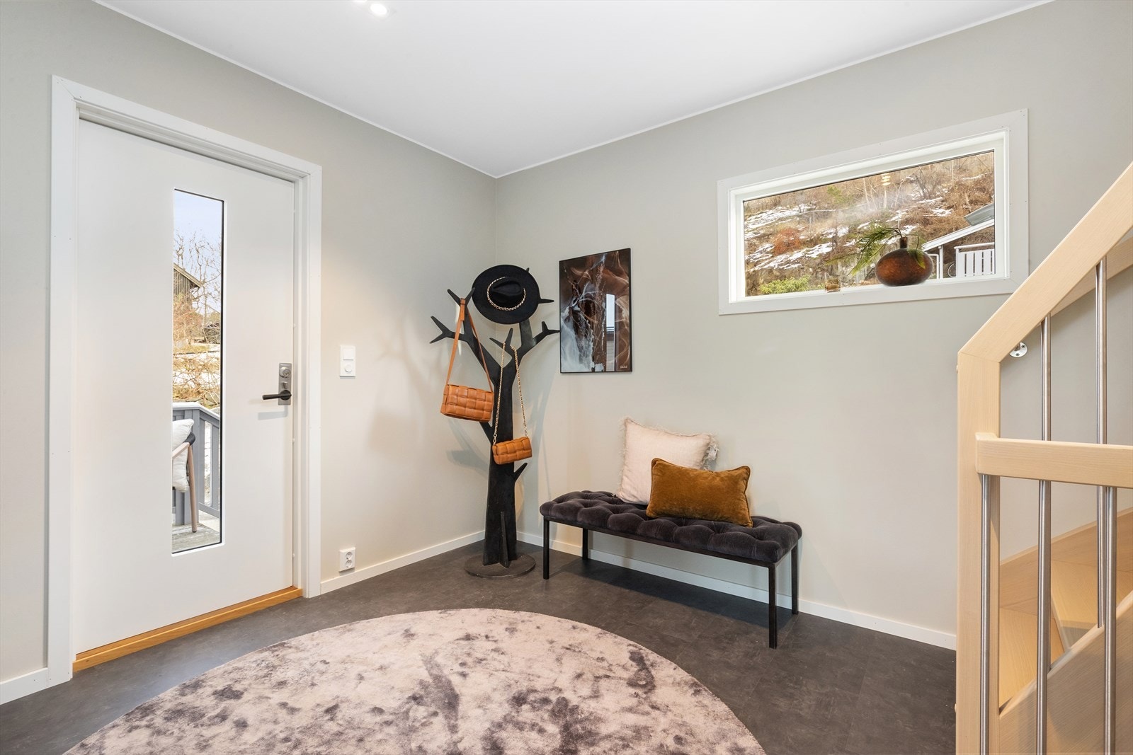 Huset strekker seg over tre plan med fine innredninger og god planløsning. Galleribilde