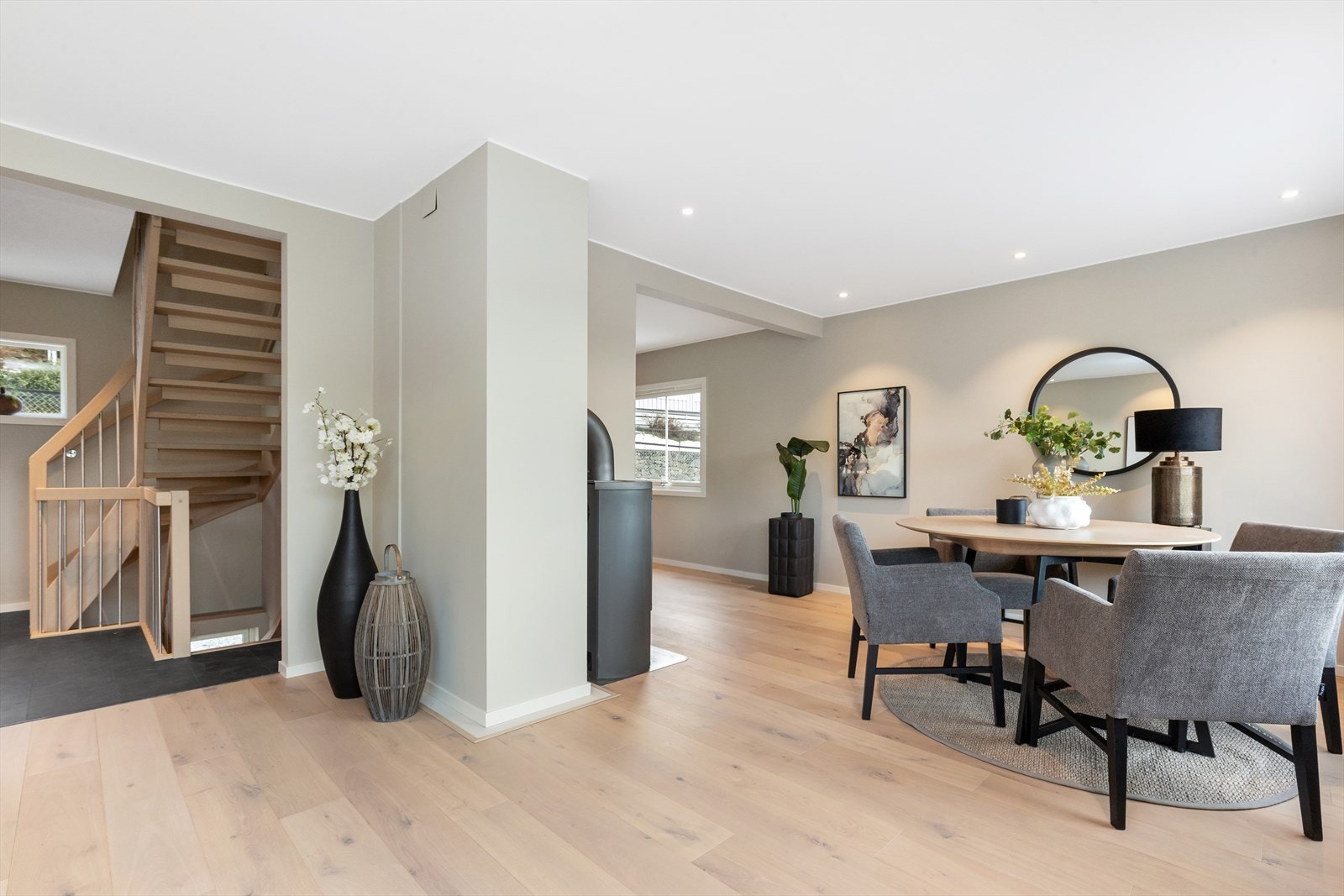 Stuen ligger i fin åpen løsning med kjøkken, spisestue og stue. Galleribilde