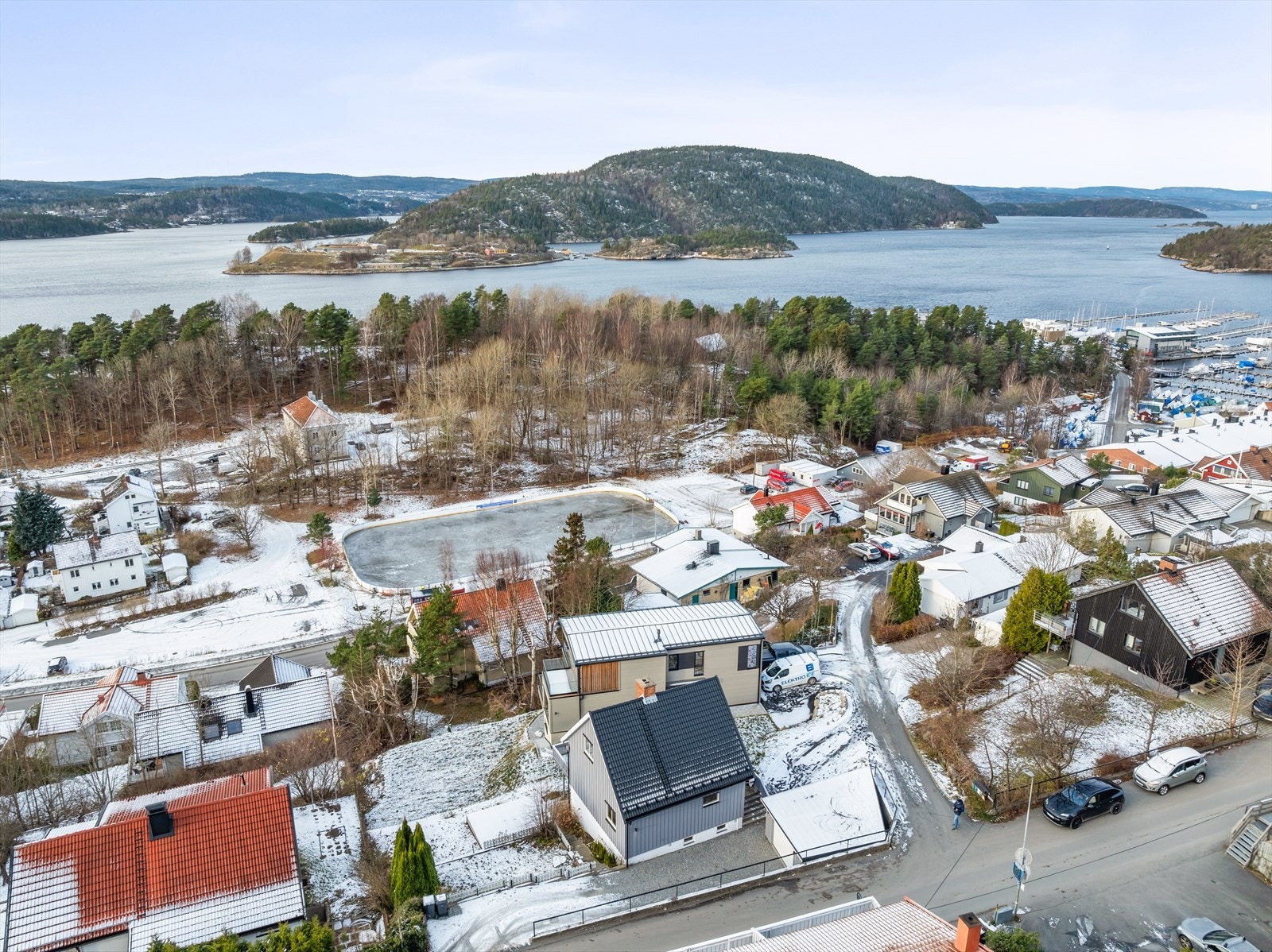 Området består hovedsakelig av bolig- og rekkehusbebyggelse, og tilbyr en rolig og familievennlig atmosfære. Galleribilde