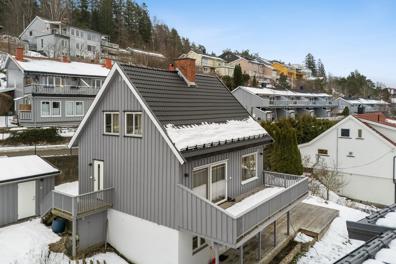 Eiendommen ligger i et etablert og attraktivt boligområde nord for Drøbak sentrum i Frogn kommune. Galleribilde