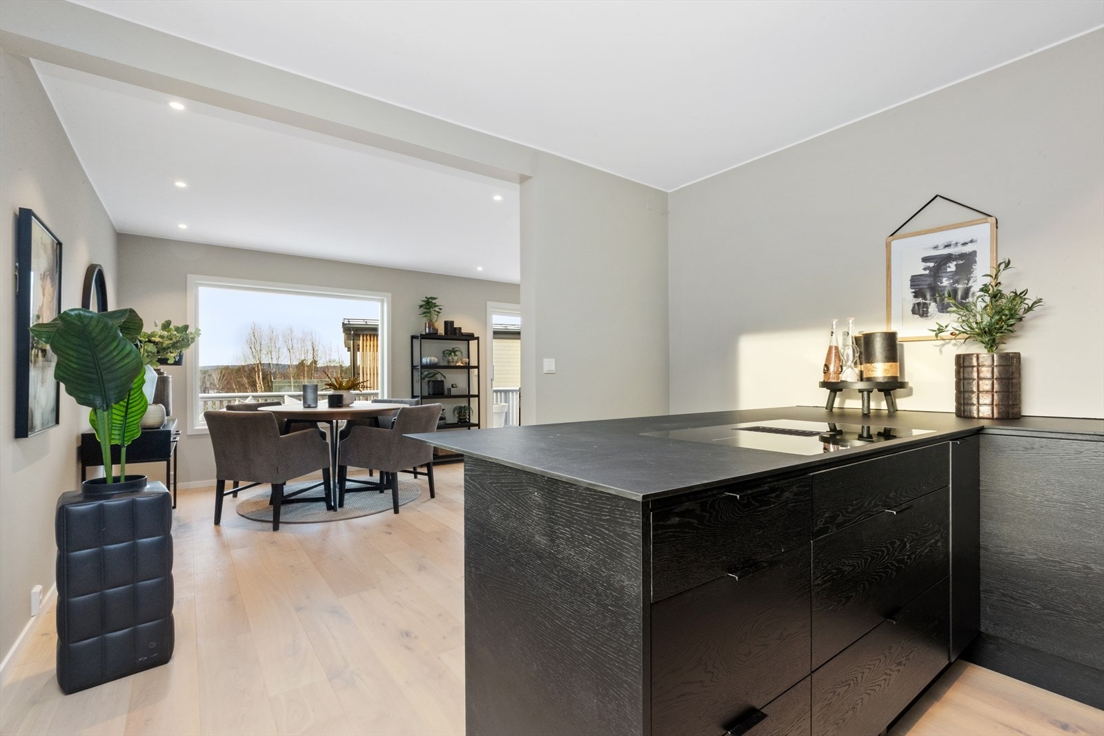 Kjøkken har integrerte hvitevarer herunder platetopp, stekeovn, oppvaskmaskin og kjøl/frys. Galleribilde