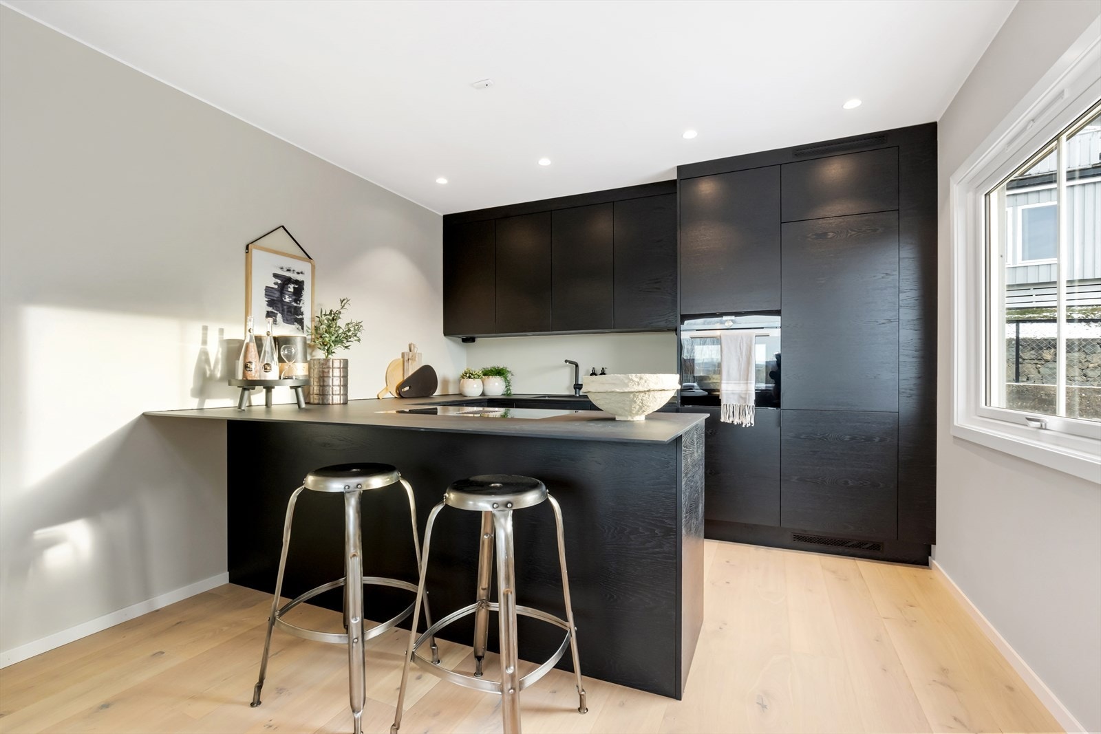 Det er kjøkkenventilator med integrert kullfiltervifte i platetopp. Galleribilde