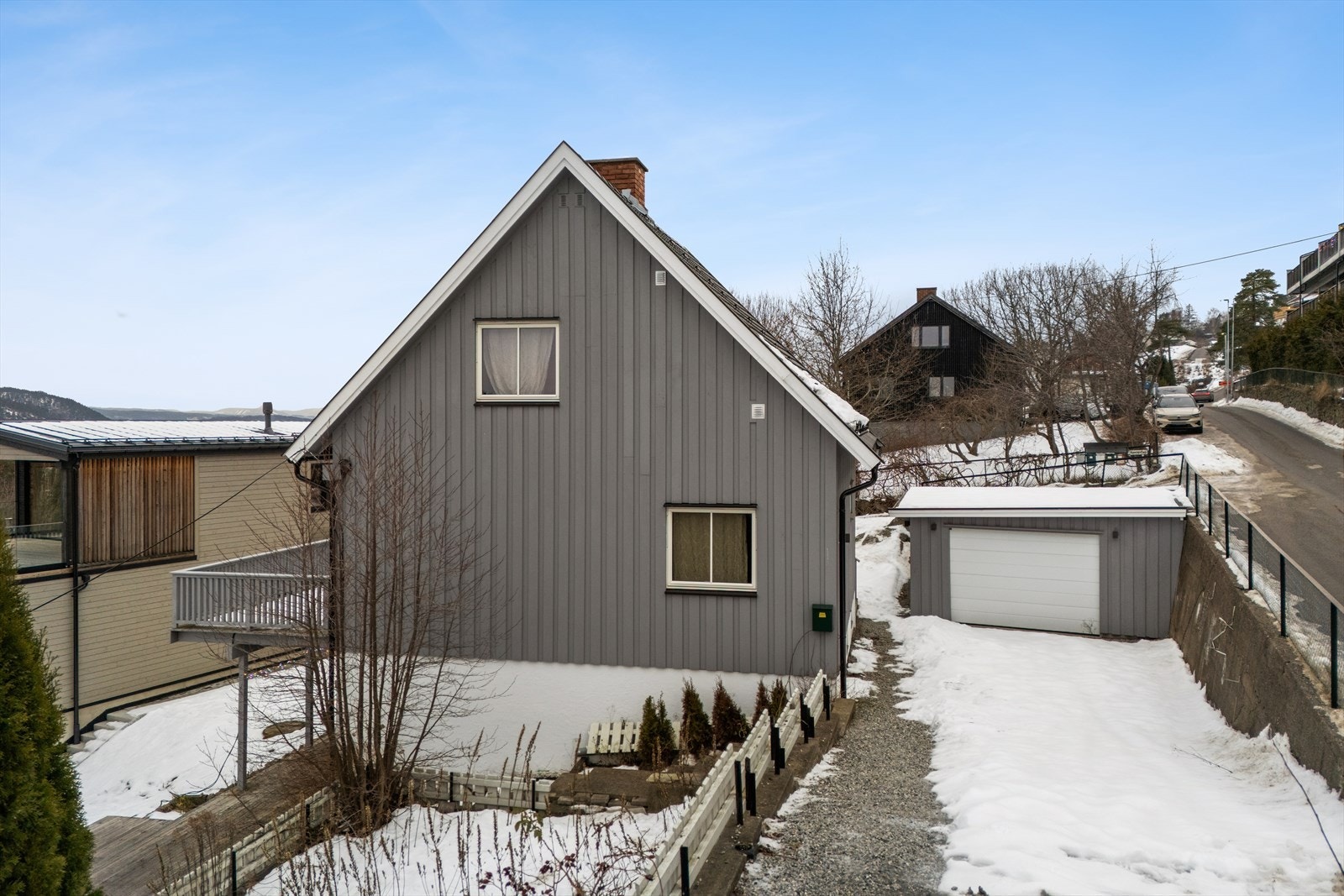 Det er gode parkeringsmuligheter på egen tomt i garasje og gårdsplass. Galleribilde