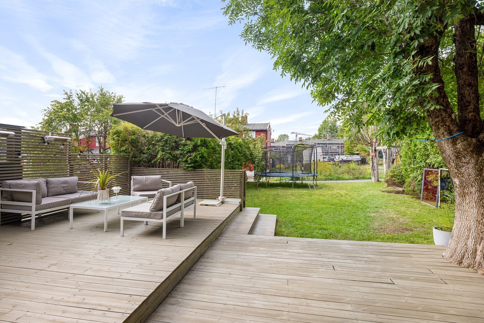 Herfra går man videre ut i en pent opparbeidet hage Galleribilde