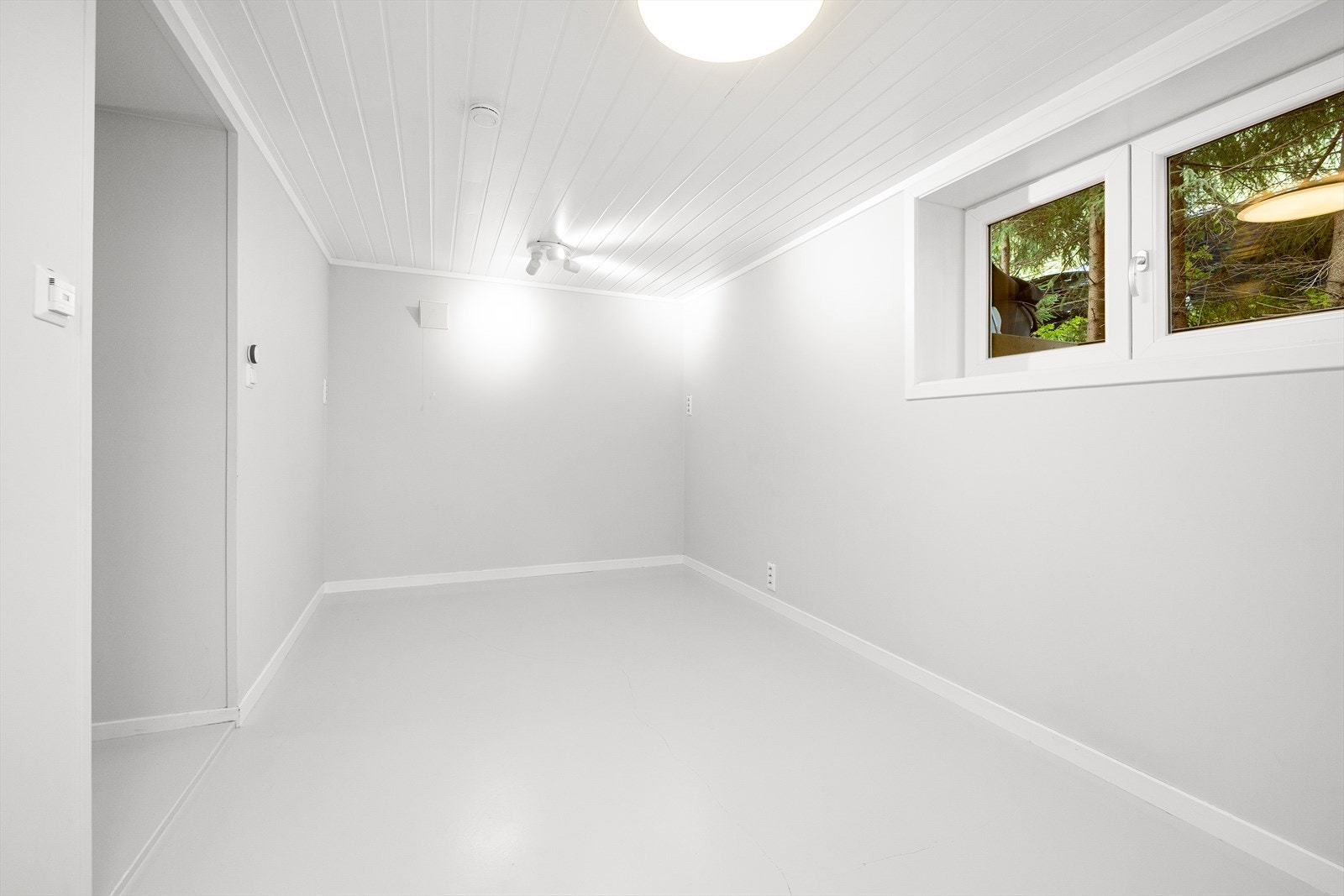 Lys og trivelig stue med god plass til sofagruppe og tilhørende møblement. Perfekt som oppholdsrom eller ungdomsdel Galleribilde